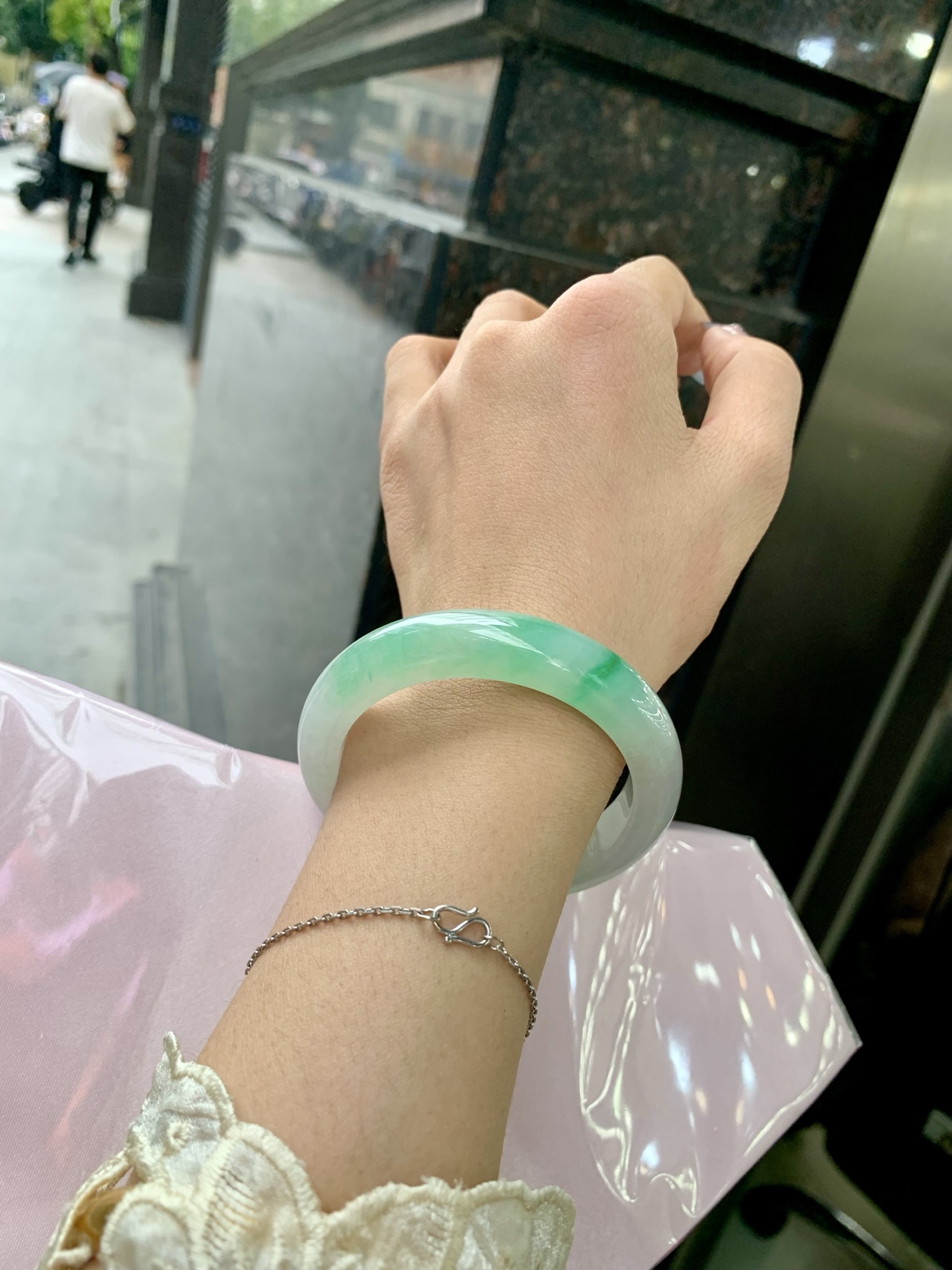 冰飘阳绿正圈53.5/12.1/8.80417-N461打灯细纹。底妆冰润清透，飘金丝阳绿花，鲜艳得像新冒头的嫩芽，灵动清新，即柔和又充满生机。