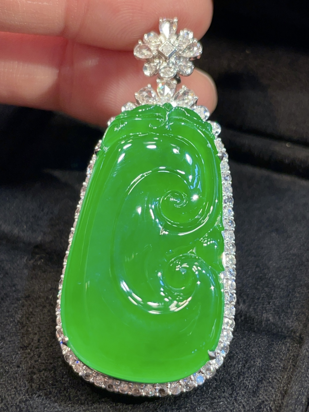 ️满阳绿如意吊坠，盈盈翠色一水间 清新明媚，18k真金真钻镶嵌～，51.8-23.2-12-36.