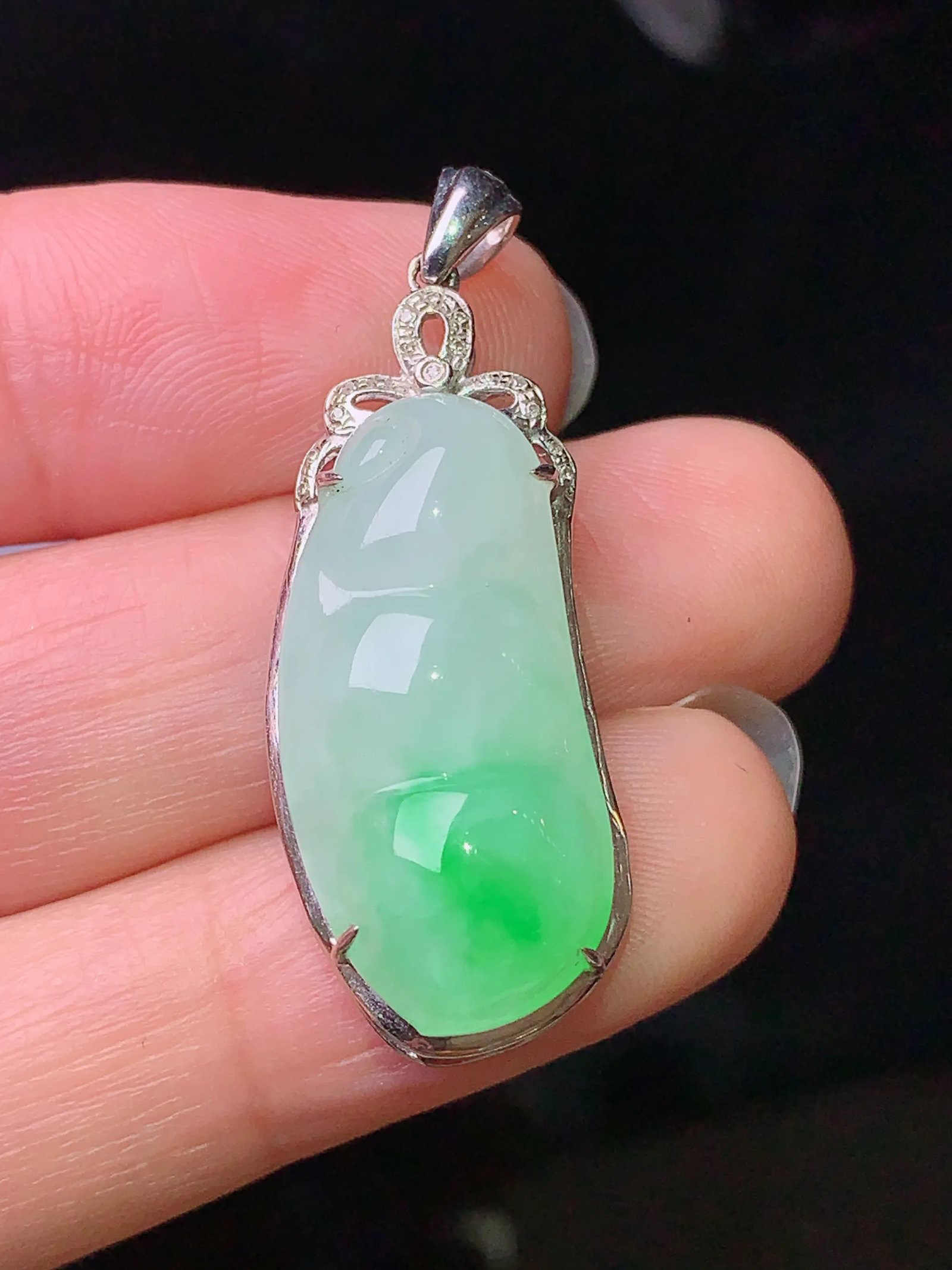 18k金钻镶嵌飘绿四季豆吊坠 玉质细腻 色泽艳丽 整体尺寸36.2*13.2*8.2m1