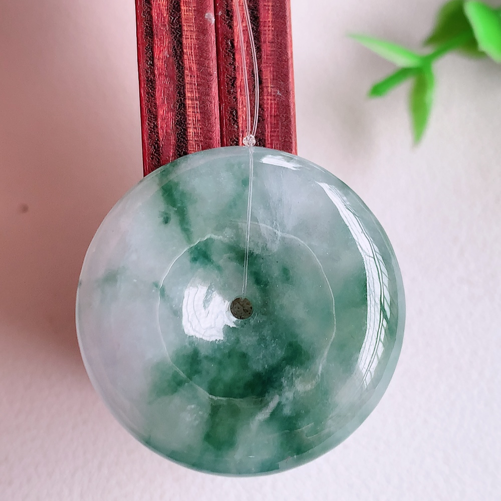 冰润飘花平安扣吊坠，厚装饱满，冰润剔透，细腻水足，种质润泽，飘花灵动，佩戴优雅大气，W49.16  