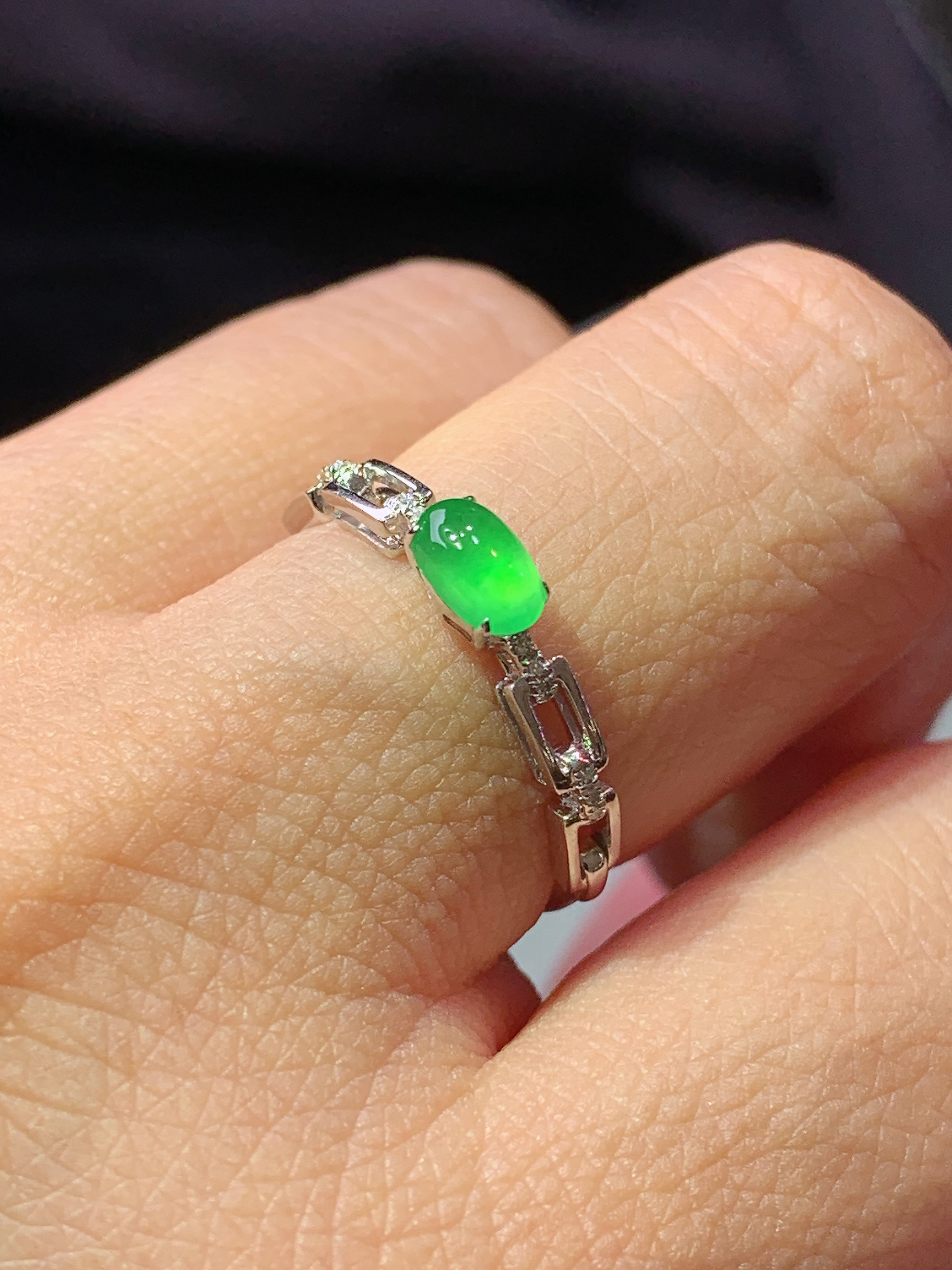 18k金钻镶嵌冰阳绿蛋面戒指 玉质细腻 色泽艳丽清新 水润亮眼 圈口14.5 裸石尺寸6*3.5*2.2m3