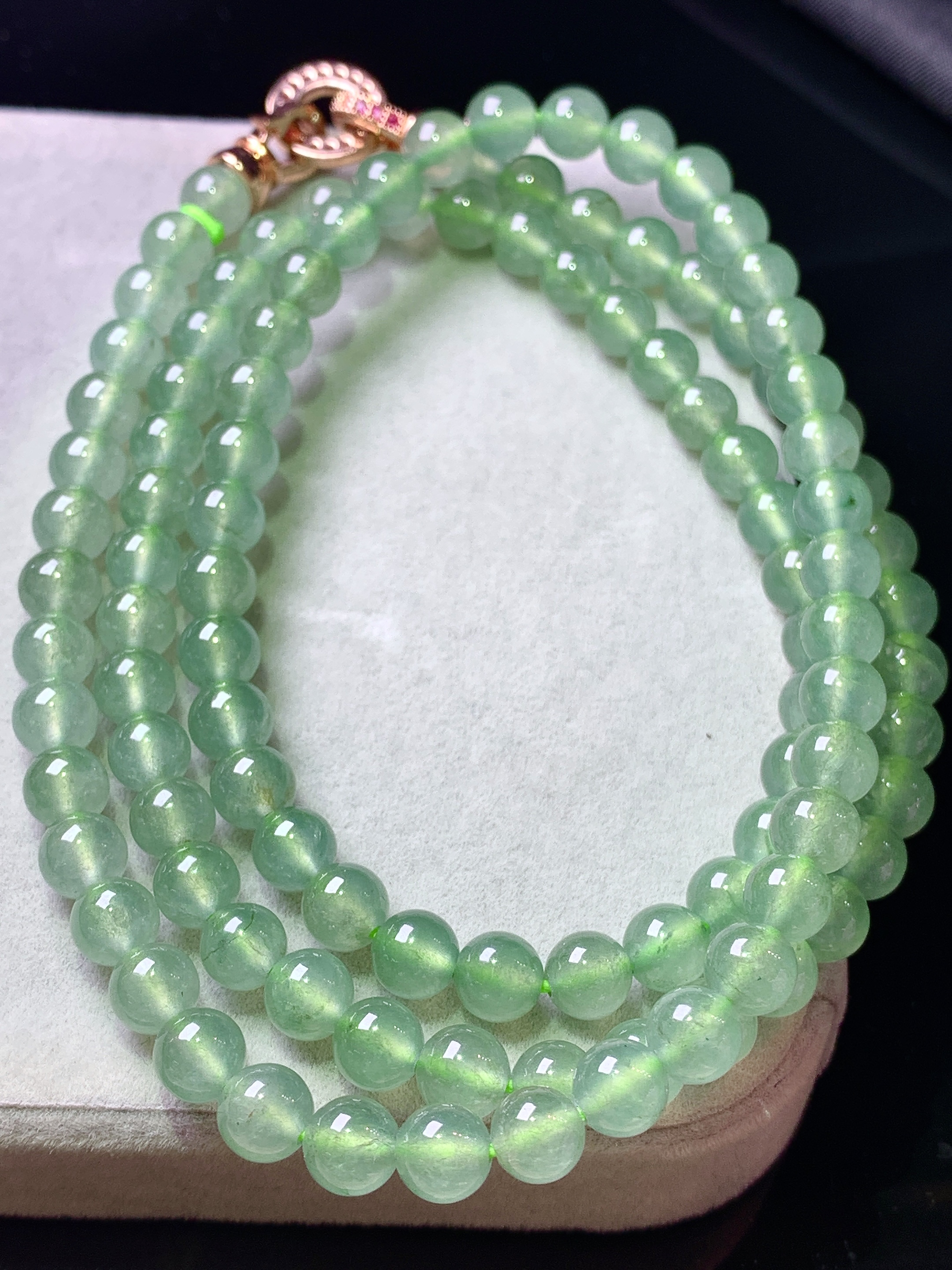 冰种浅绿圆珠项链 玉质细腻 色泽艳丽清新 水润亮眼 整体尺寸5.3c5