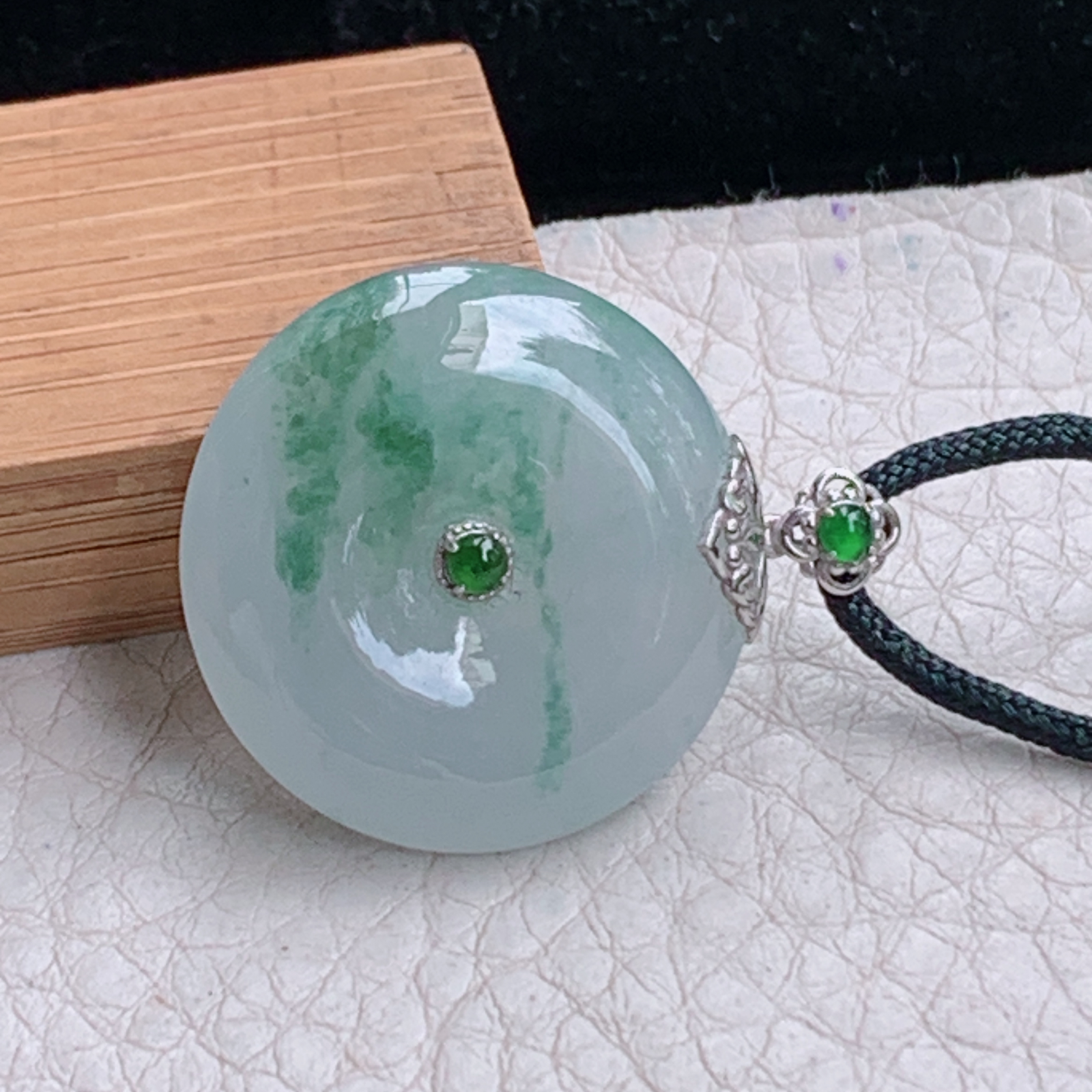 zz3实拍30.5*24.3*6天然缅甸翡翠飘花平安扣吊坠 镶金玉扣锁骨坠