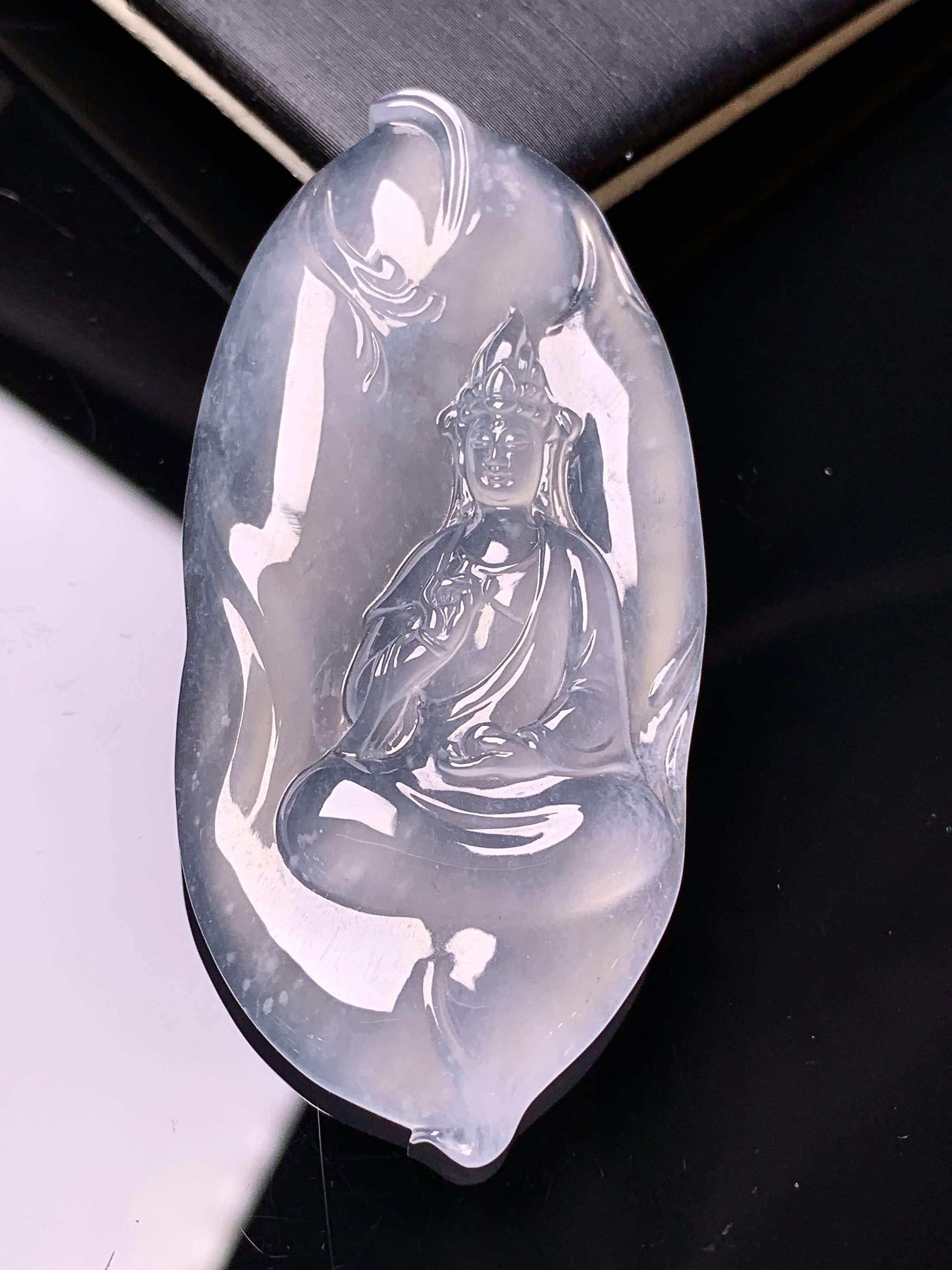 冰种观音菩萨吊坠 玉质细腻 色泽艳丽清新 水润亮眼 整体尺寸52.8*25.3*5x7