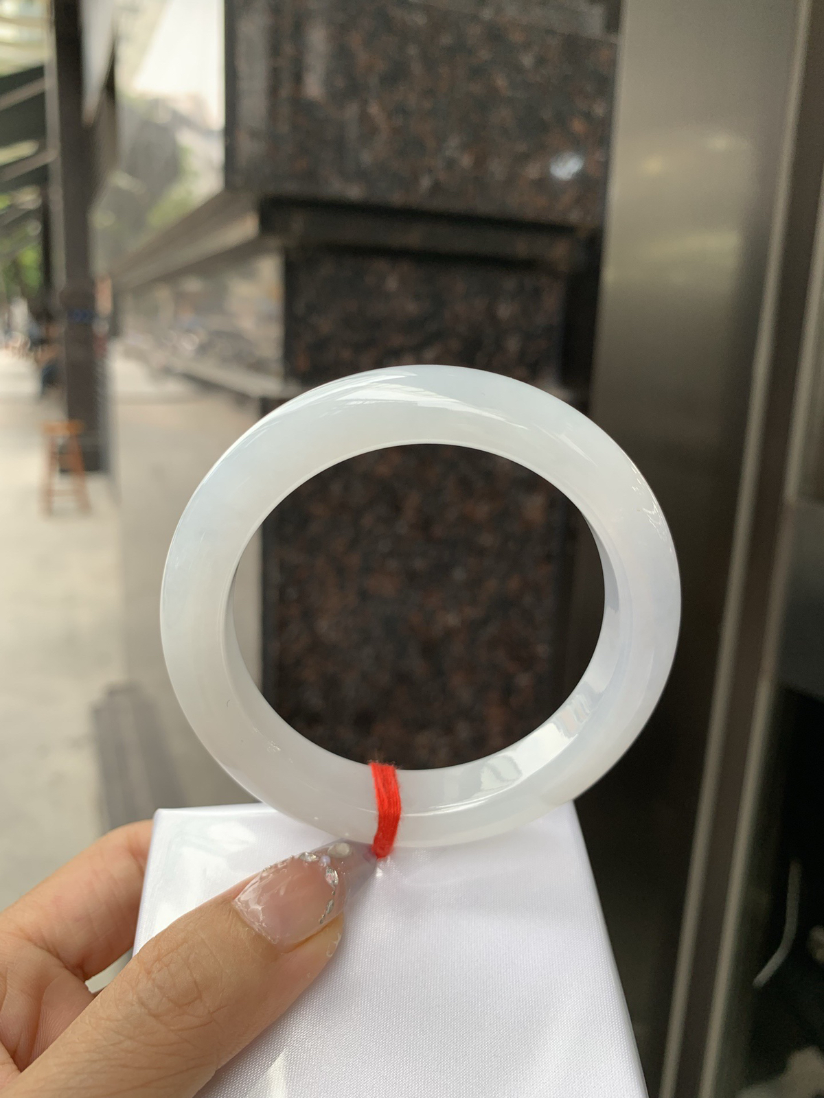 淡紫正圈，无暇。底妆干净细腻，胶感十足，淡淡的紫韵如烟似雾，意境飘渺