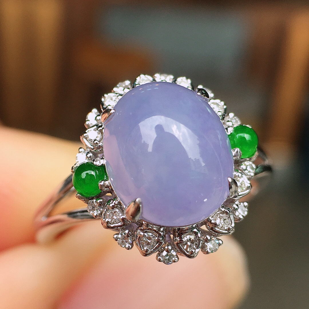 紫罗兰蛋面戒指，色泽均匀艳丽，玉质细腻，荧光感超
强，饱满圆润，尽显优雅气质，18k
金豪华镶嵌