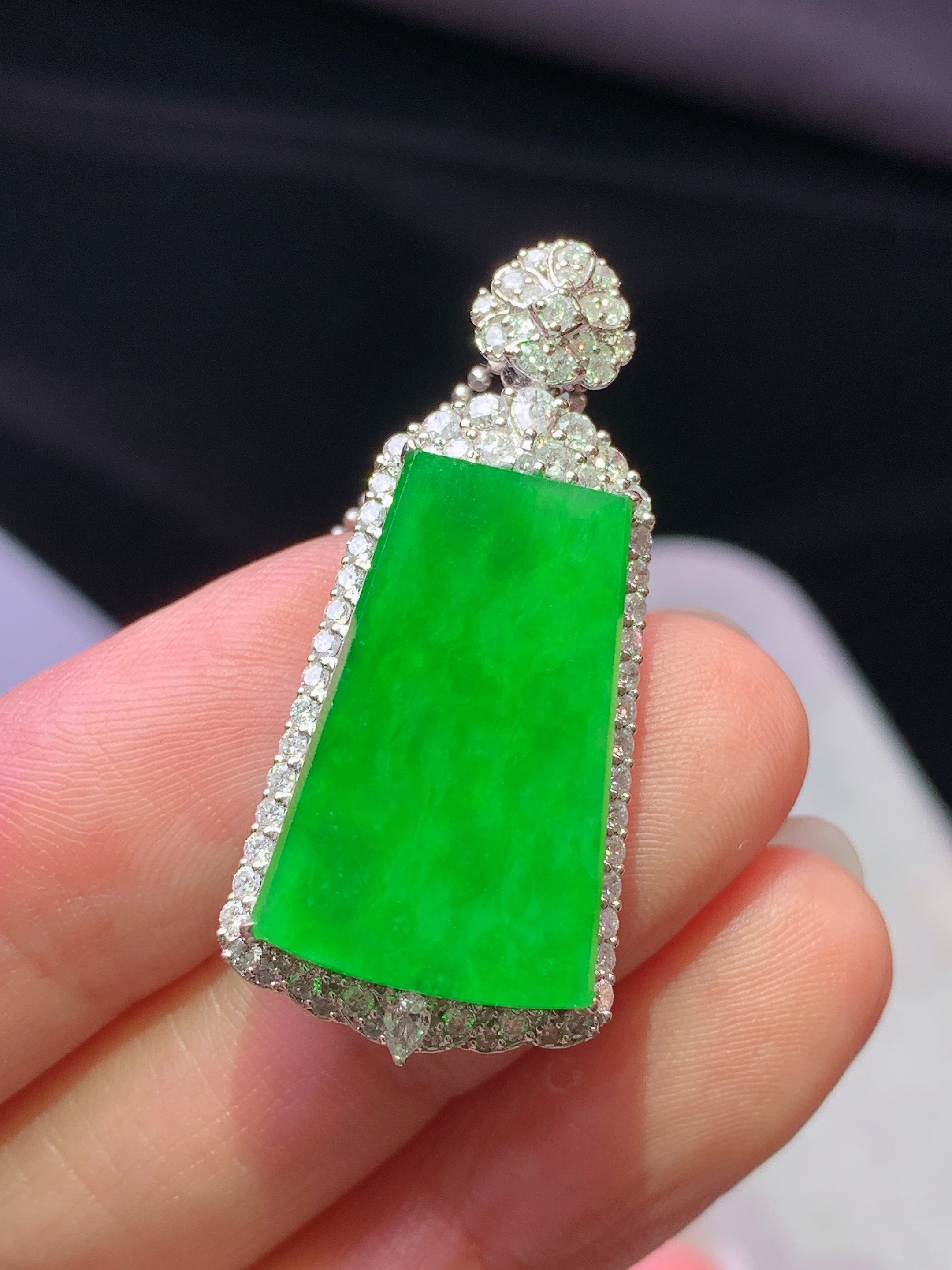 18k金钻镶嵌阳绿无事牌吊坠 玉质细腻 色泽艳丽清新 水润亮眼 整体尺寸35.6*16*7.7t1