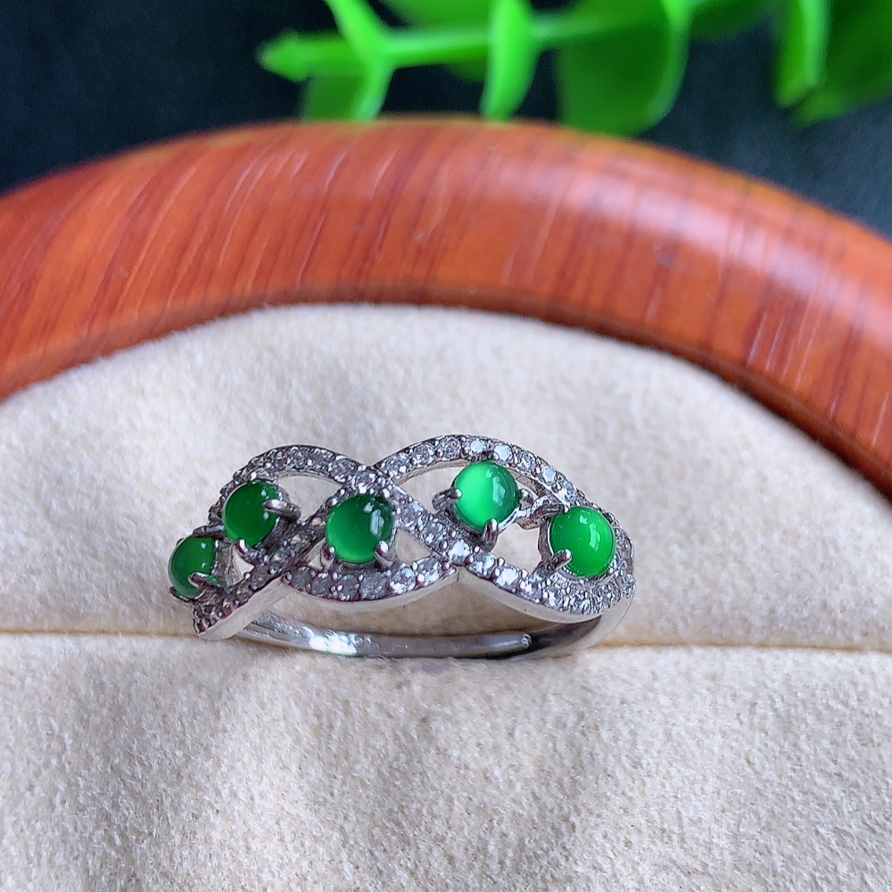 冰满绿精美蛋面翡翠戒指  玉质细腻  冰清玉润  飘花灵动  颜色漂亮  W481.16  内径尺寸：17.5-7.7-3.6mm  裸石尺寸：2.5mm