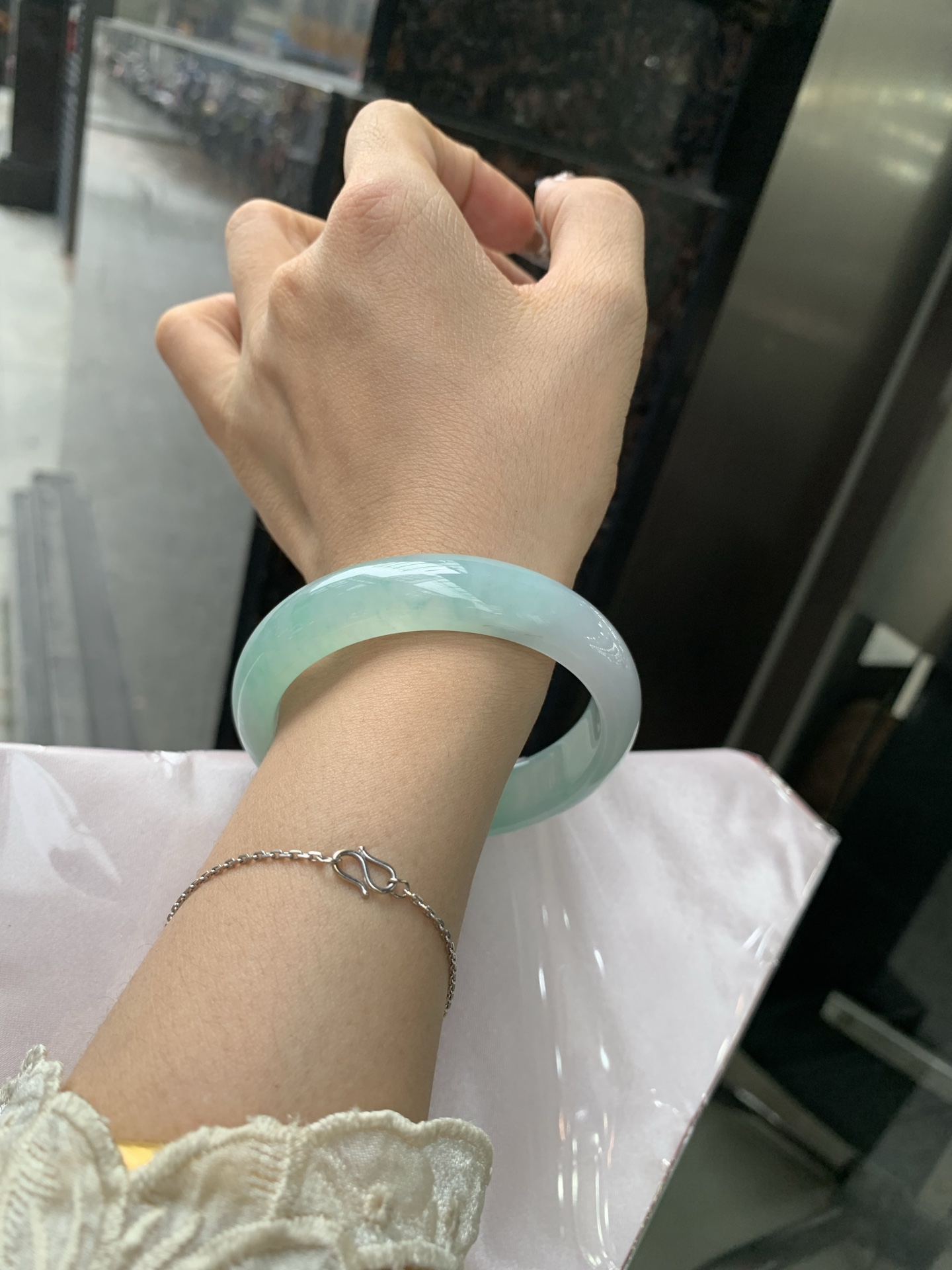 冰飘绿花宽版正圈，57.3/14/8，0417-N460，打灯细纹，底妆冰润细腻，春风十里不如腕间一抹绿，绿花如春日的嫩草，仙气缭绕，很有意境，古典优雅令人沉醉其中