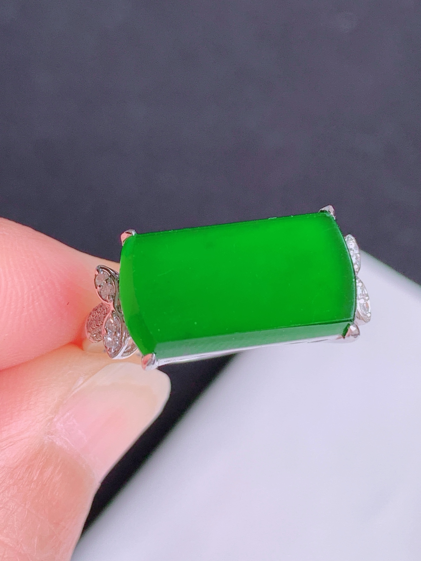 ️，18k镶嵌冰绿马鞍戒，无裂，裸石尺寸：16 3/8 8/4 3，圈口14