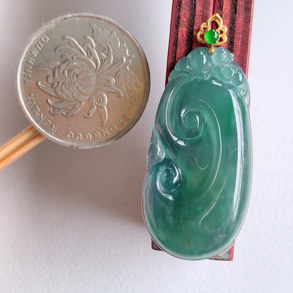 18k金扣蓝冰吉祥如意翡翠吊坠  寓意“万事如意，吉祥如意,福寿绵长 心想事成”饱满大气，通透水润  W01.16  尺寸：36-18-4.3mm