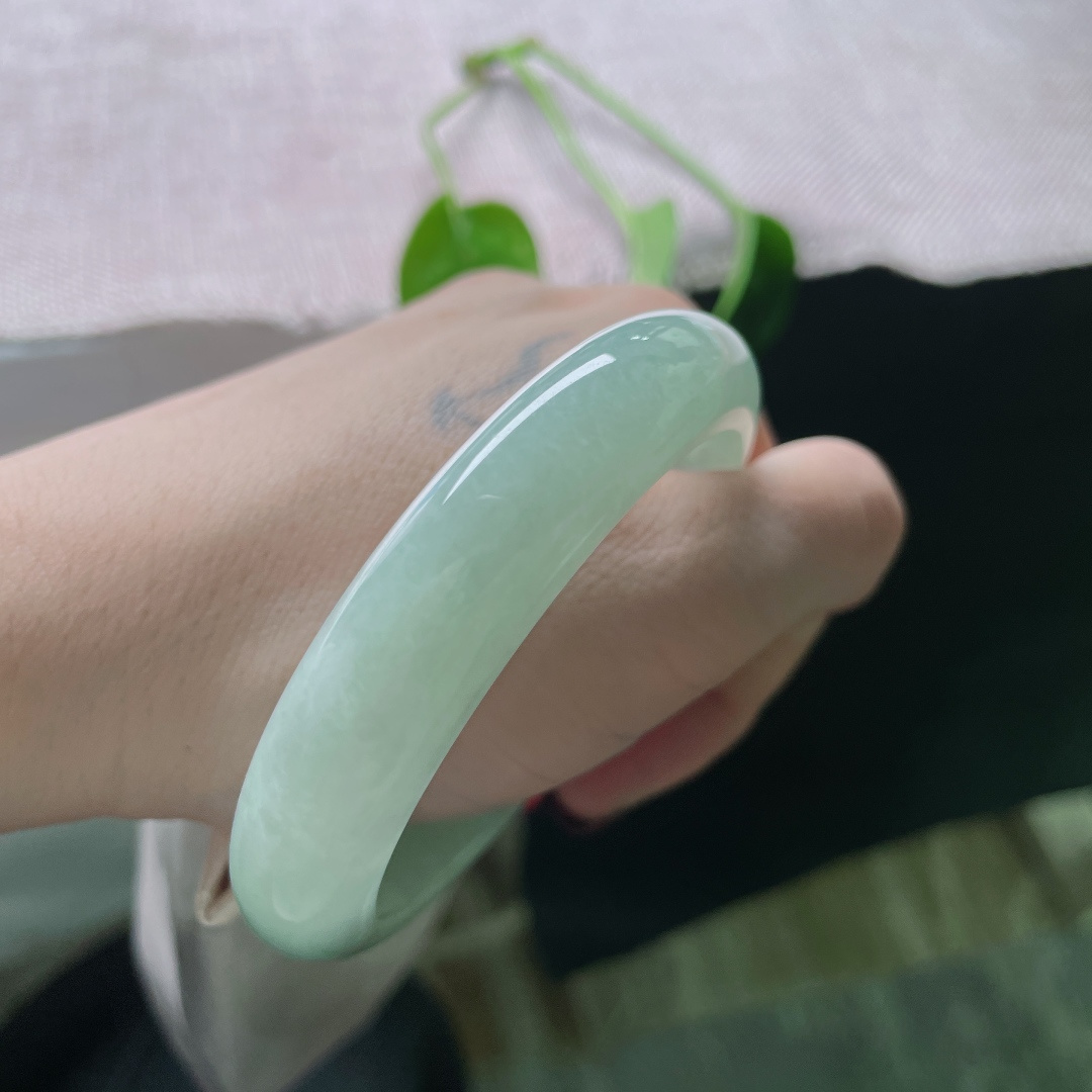 56.8/12.8/8，浅绿底正圈，芙蓉绿，干净清爽，自然通透，一点皮纹不显，无裂，ss50715a