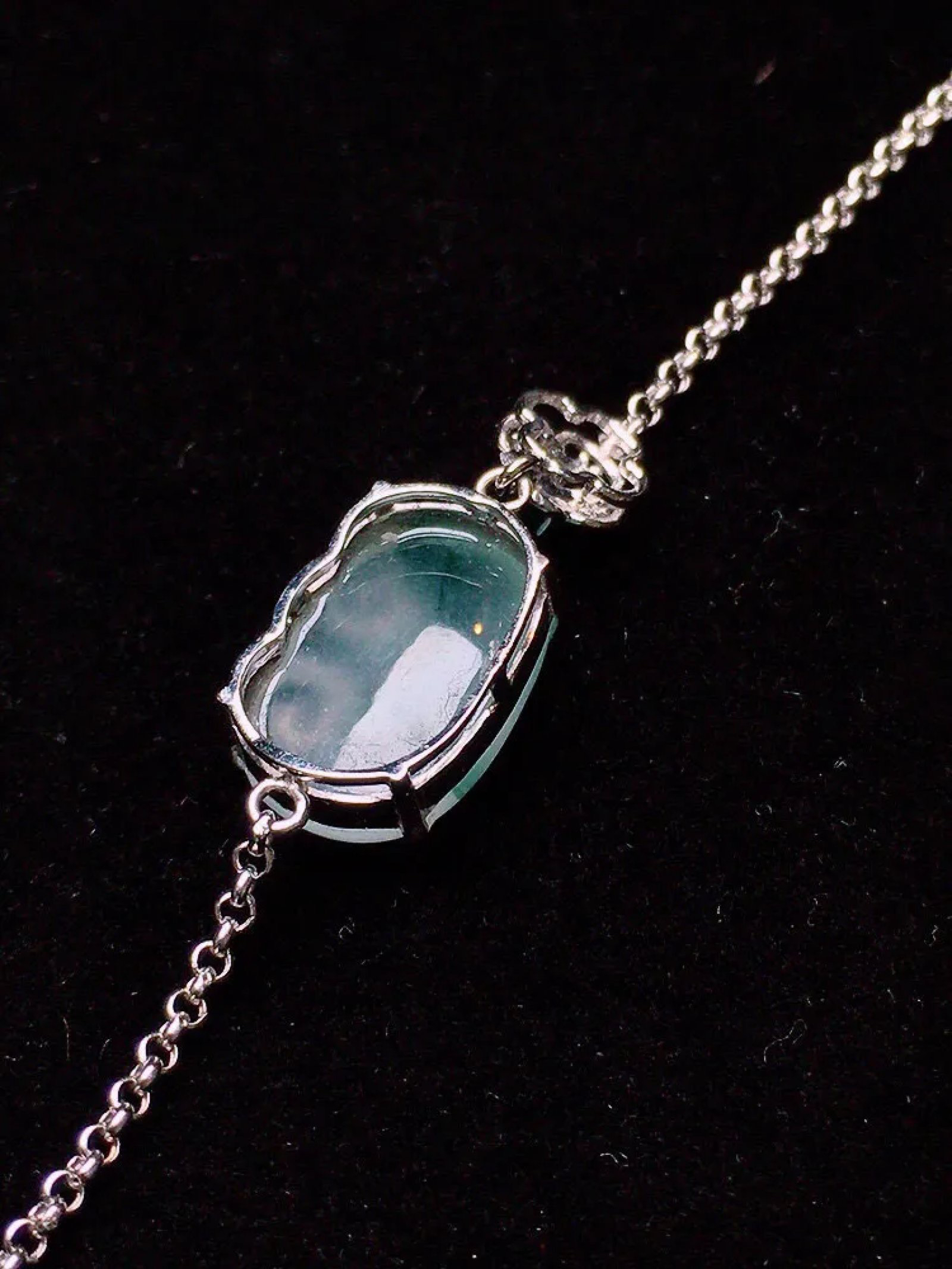 18K金镶嵌飘绿如意手链 玉质细腻 水润透亮 款式新颖时尚唯美 搭配绿色小蛋面 周长180裸石尺寸 13.7*9.3*4.2m