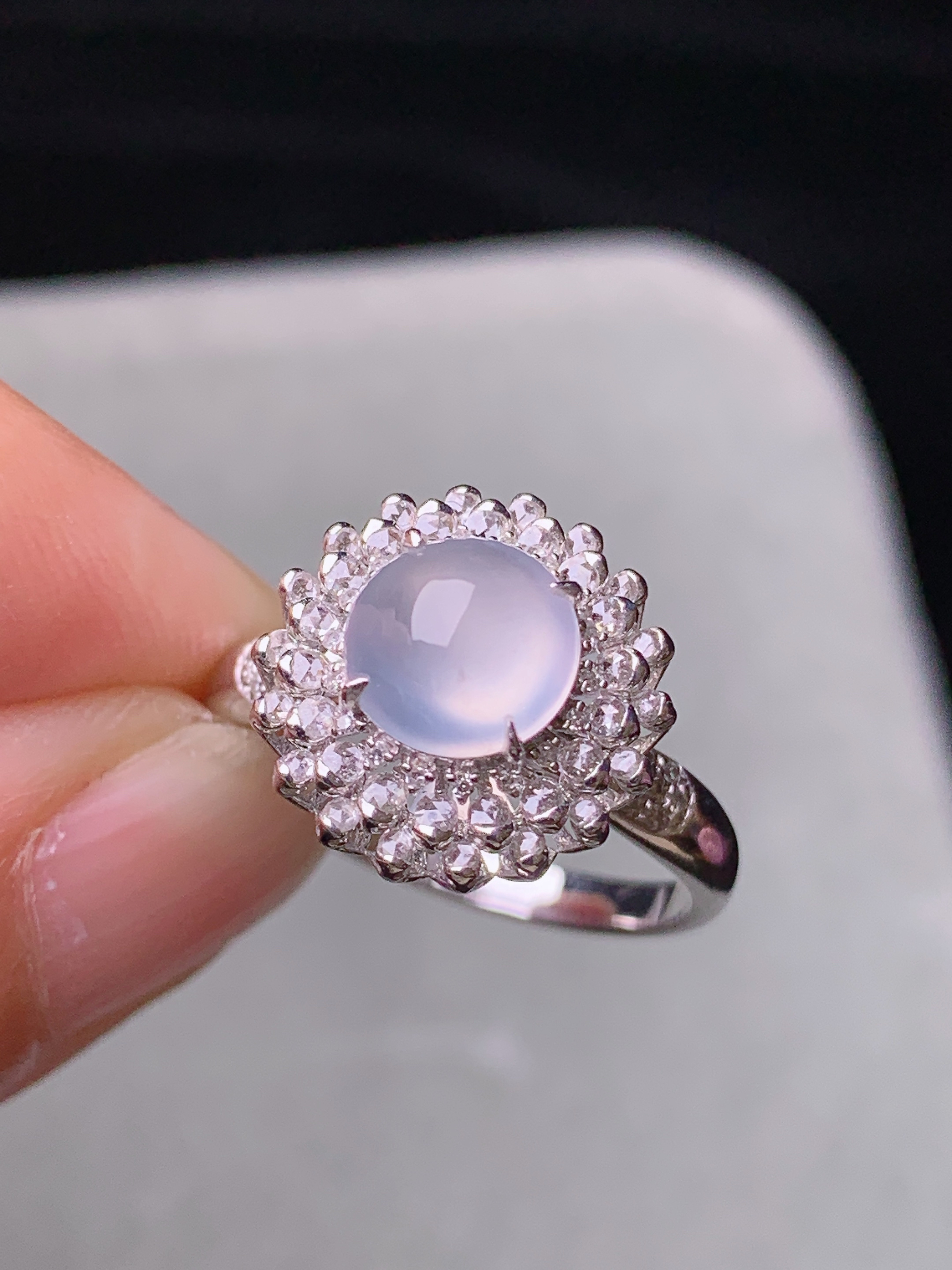 18k金钻镶嵌冰种蛋面戒指 玉质细腻 色泽艳丽清新 水润亮眼 圈口14 整体尺寸13.2*9.5t1