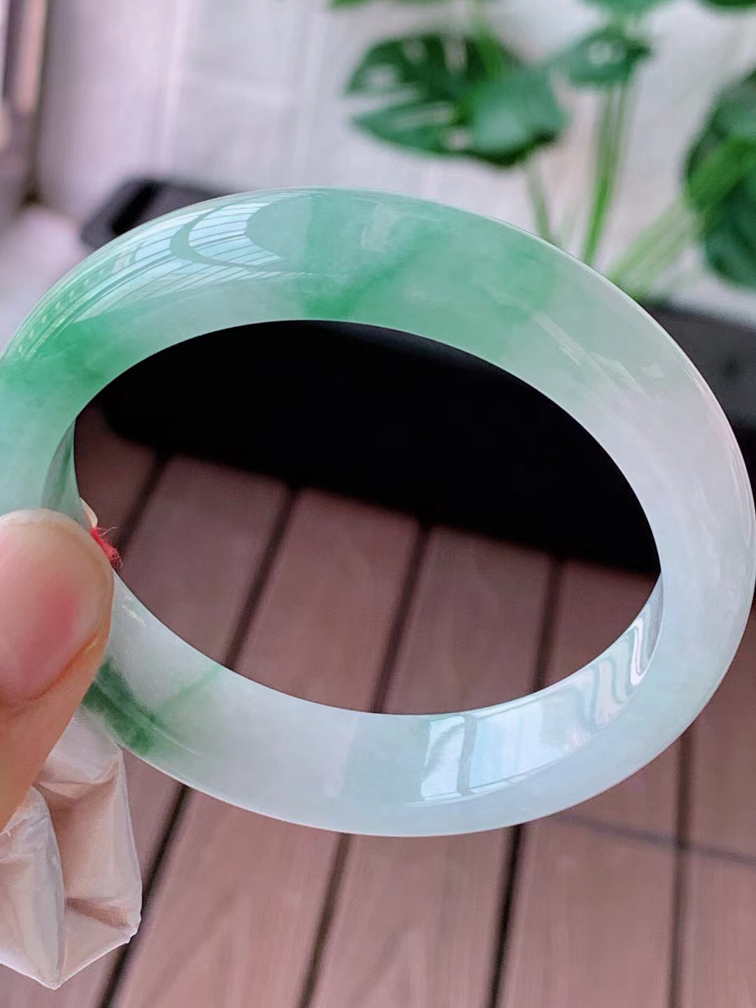 【翡翠名称】老种冰飘花53.6正圈口手镯
【翡翠尺寸】53.6/12.6/7.8mm适合52.6-5