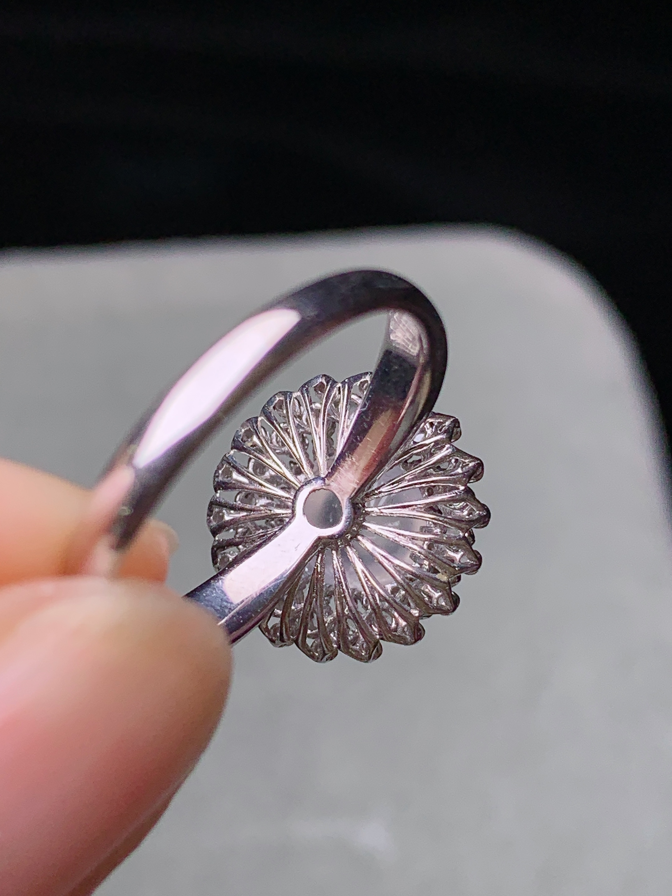 18k金钻镶嵌冰种蛋面戒指 玉质细腻 色泽艳丽清新 水润亮眼 圈口14 整体尺寸13.2*9.5t1