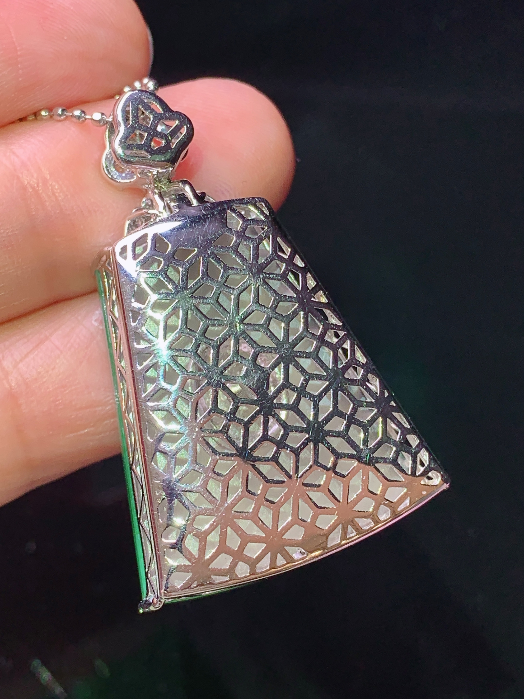 18k金钻镶嵌阳绿无事牌吊坠 玉质细腻 色泽艳丽清新 水润亮眼 整体尺寸37.2*22.5*10y1