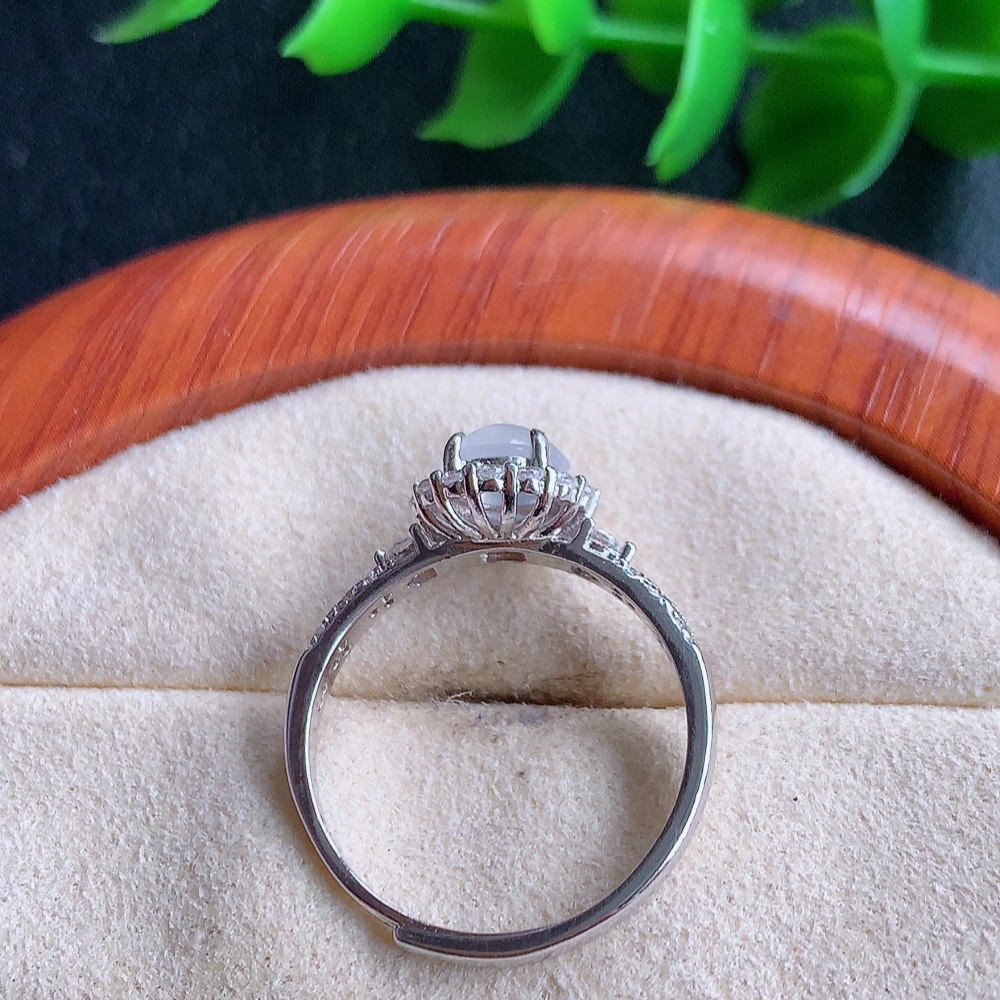 冰精美蛋面翡翠戒指  玉质细腻  冰清玉润  飘花灵动  颜色漂亮  W815.16  内径尺寸：17.5-9-6.6mm  裸石尺寸：6mm