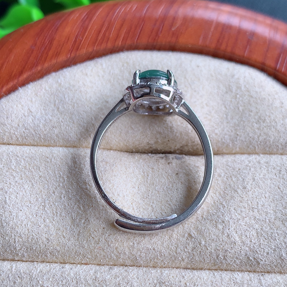 冰晴水精美翡翠蛋面戒指  玉质细腻  冰清玉润  飘花灵动  颜色漂亮  W481.16  内径尺寸：17-9.5-5.8mm  裸石尺寸：7mm