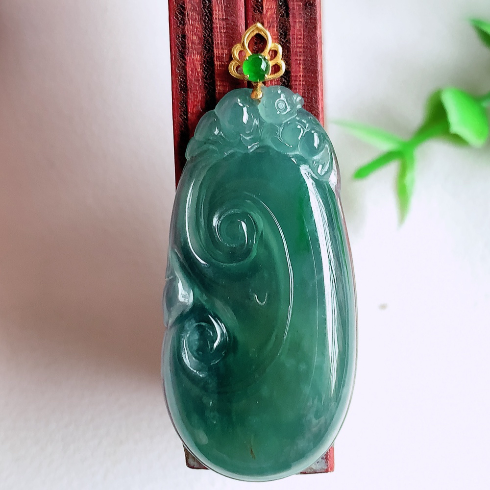 18k金扣蓝冰吉祥如意翡翠吊坠  寓意“万事如意，吉祥如意,福寿绵长 心想事成”饱满大气，通透水润  W01.16  尺寸：36-18-4.3mm