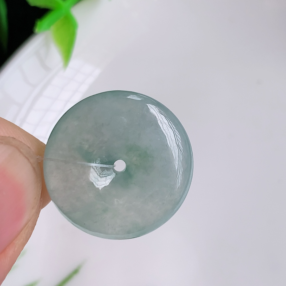 冰润飘花平安扣吊坠，厚装饱满，冰润剔透，细腻水足，种质润泽，飘花灵动，佩戴优雅大气，W49.16  