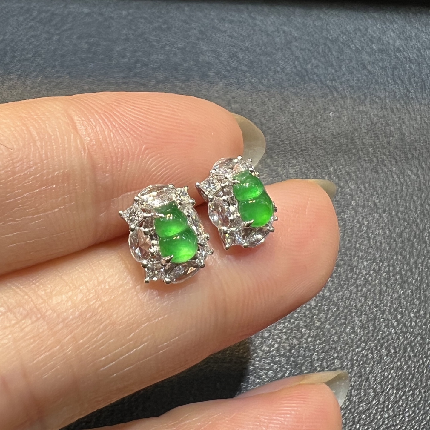 ️18k金钻石镶嵌冰种起荧光阳绿小葫芦耳钉高端小精品天然缅甸翡翠A货，8.8-7.1-5.2