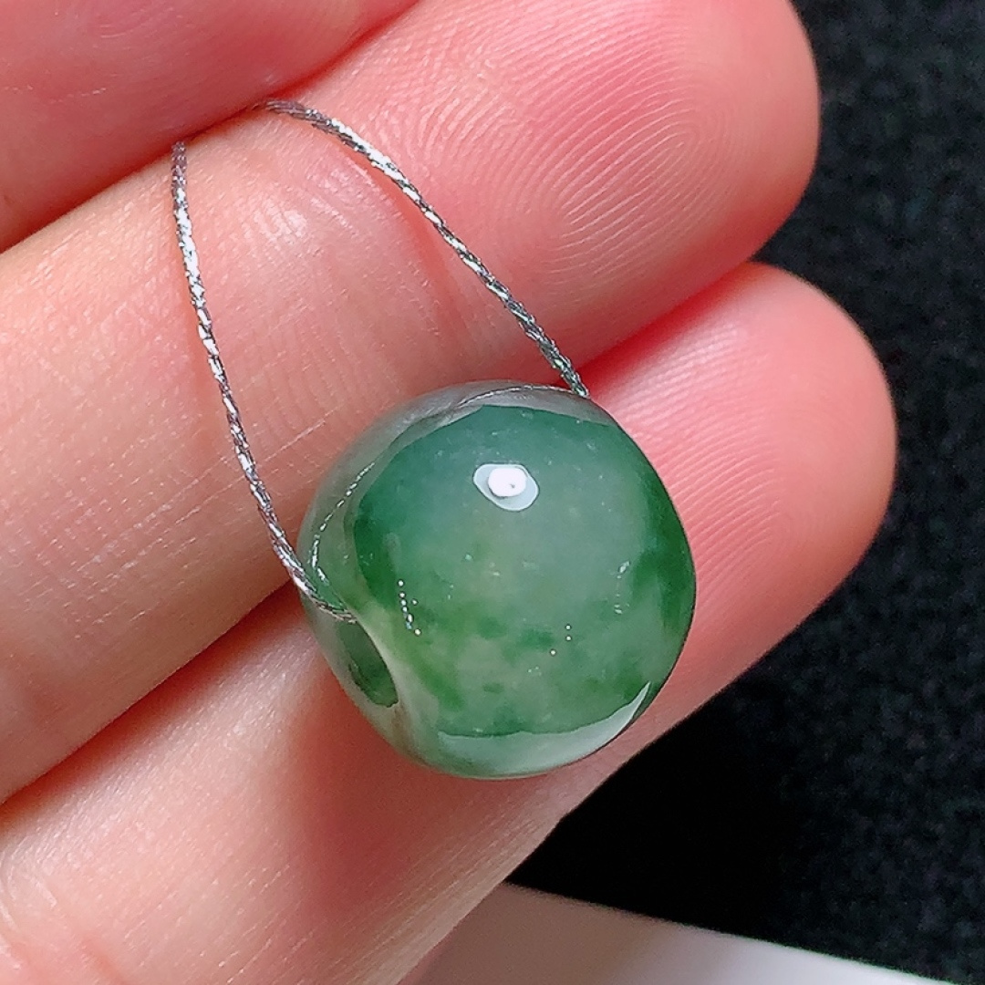 ️冰种飘花圆珠，种老水头好，又冰又润，饱满无裂，尺寸：11.8/14.2mm