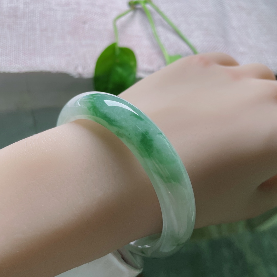 55.3/10.7/7.9飘绿正圈，像极了雨后的山林，清透的底子上，浮着几缕鲜活的绿。无裂，ss50755a