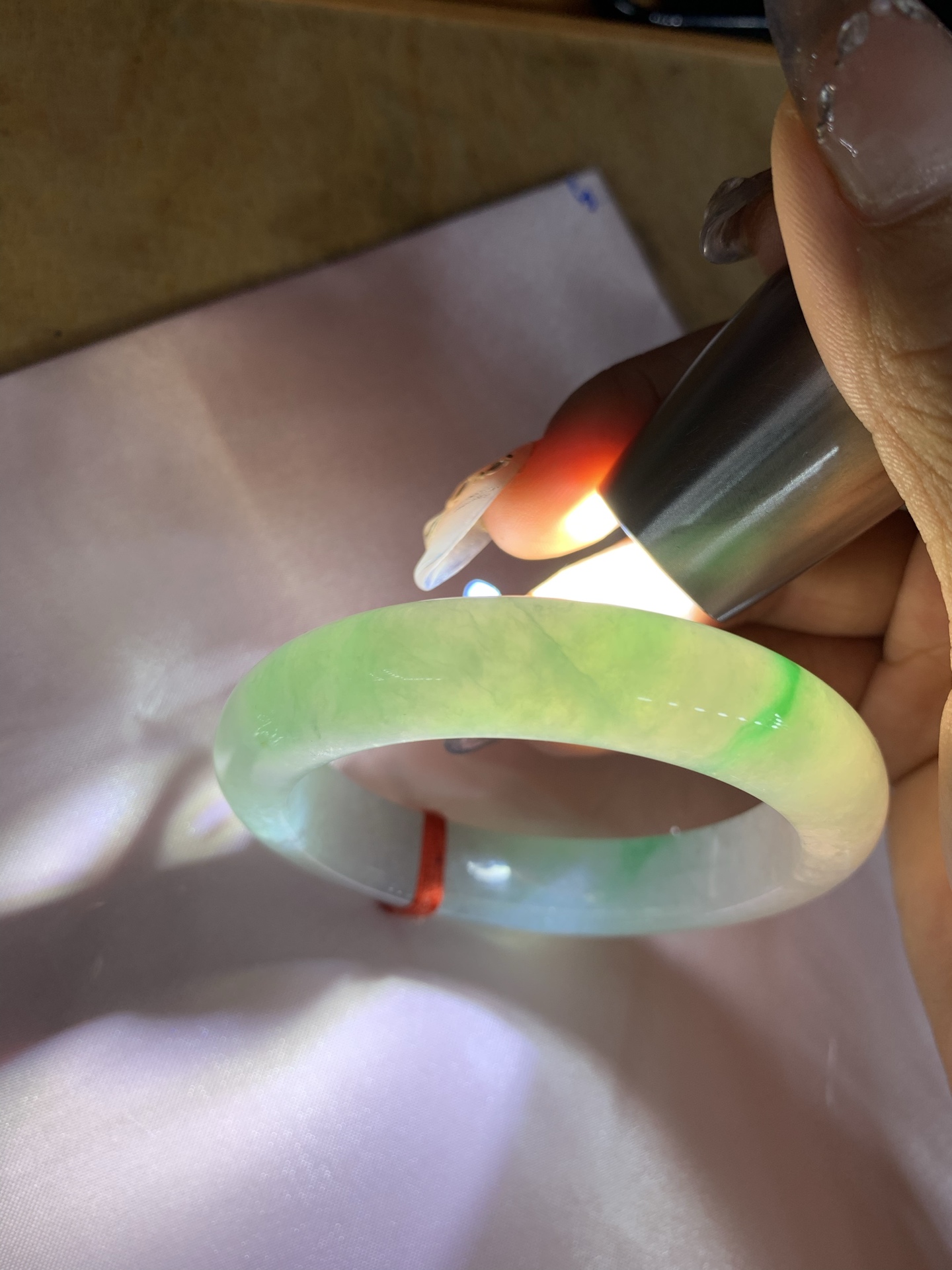 冰飘阳绿正圈53.5/12.1/8.80417-N461打灯细纹。底妆冰润清透，飘金丝阳绿花，鲜艳得像新冒头的嫩芽，灵动清新，即柔和又充满生机。