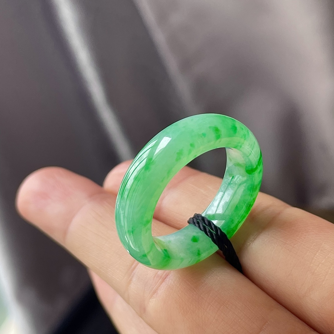 ️缅料冰阳绿指环，色辣，饱满水润，无裂，裸石尺寸7/4.2--19.3，圈口21。编码0520好数字
