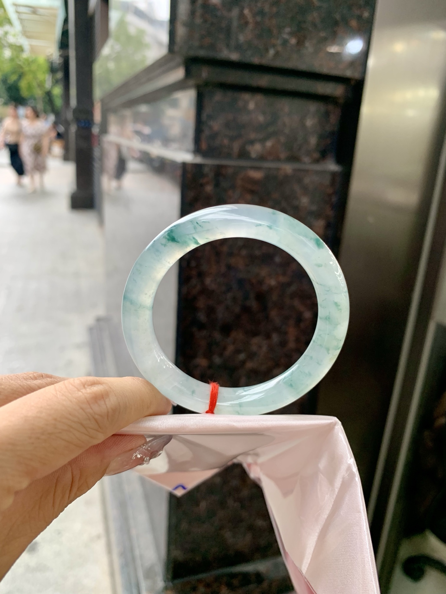 冰飘花圆条，50.5/8.9/9，0417-N465，打灯细纹，不影响，底妆冰透，胶润细腻，蓝花灵动飘逸，勾勒出一幅唯美诗意的山水意境画，古典优雅又秀气，有纹