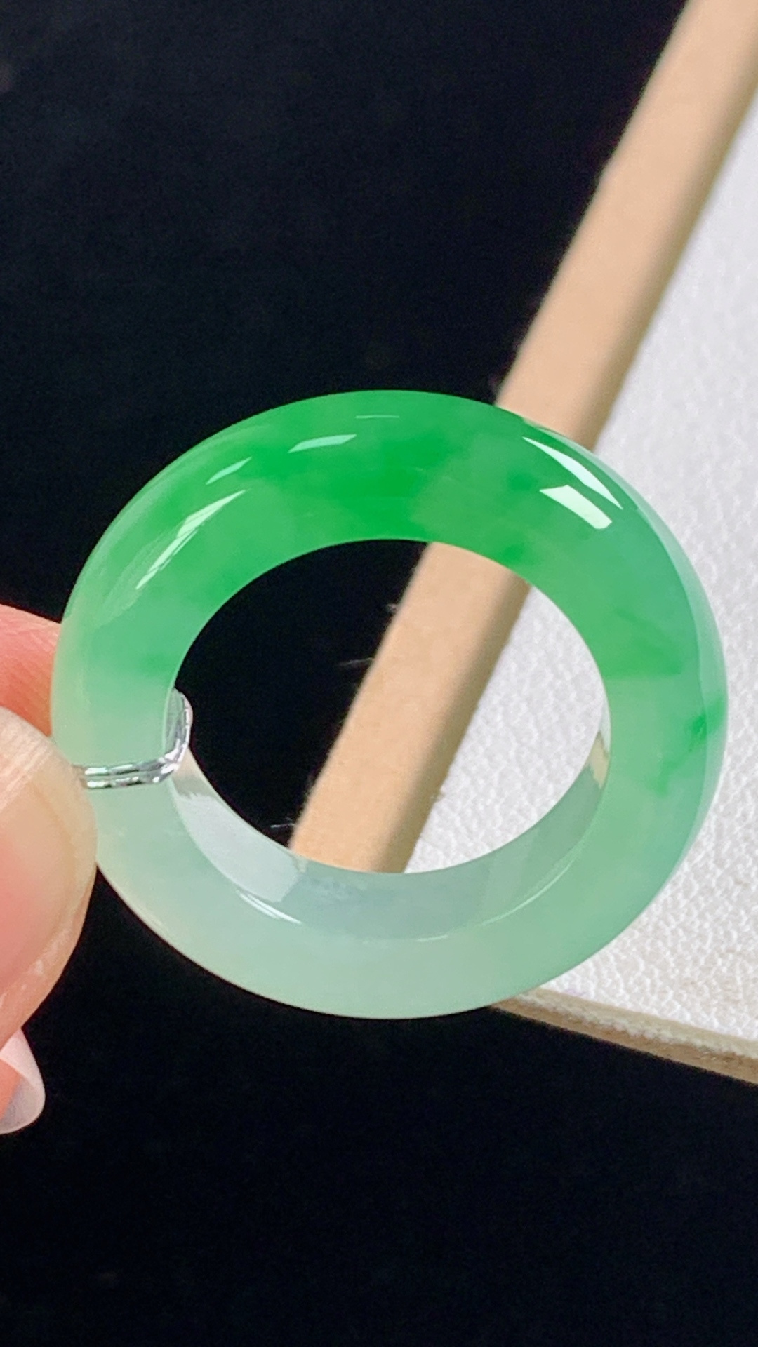 ️超值，高品质，冰飘绿指环，色辣色艳，胶感十足，无裂，尺寸:圈口13/16.7-5.8-4.4mm