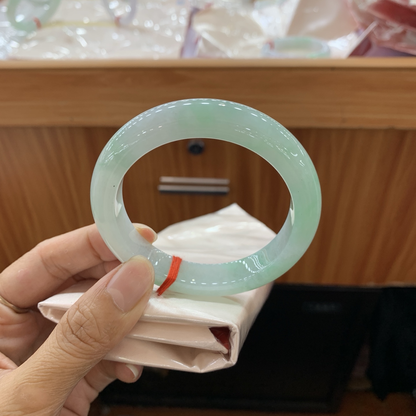 041608MMJ飘绿正圈翡翠手镯56-11.8-8.9