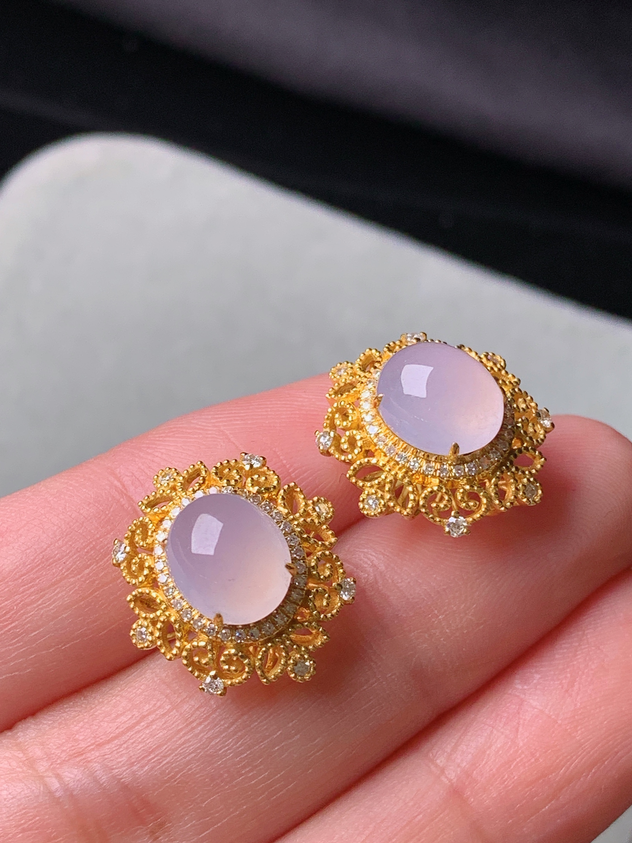 18k金钻镶嵌冰粉蛋面耳钉 玉质细腻 色泽艳丽清新 水润亮眼 整体尺寸16.8*15.3*10.2m5