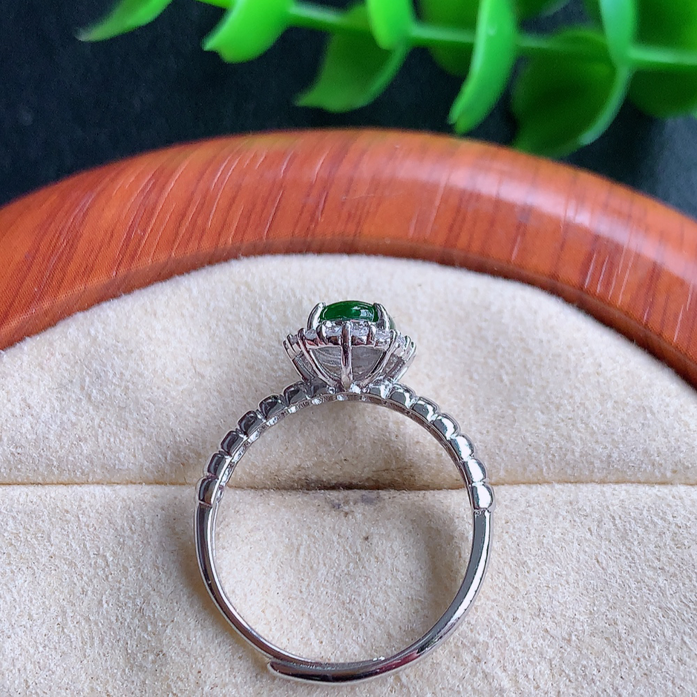 冰满绿精美蛋面翡翠戒指  玉质细腻  冰清玉润  飘花灵动  颜色漂亮  W815.16  内径尺寸：17.5-10.5-6.5mm  裸石尺寸：8-5.5mm