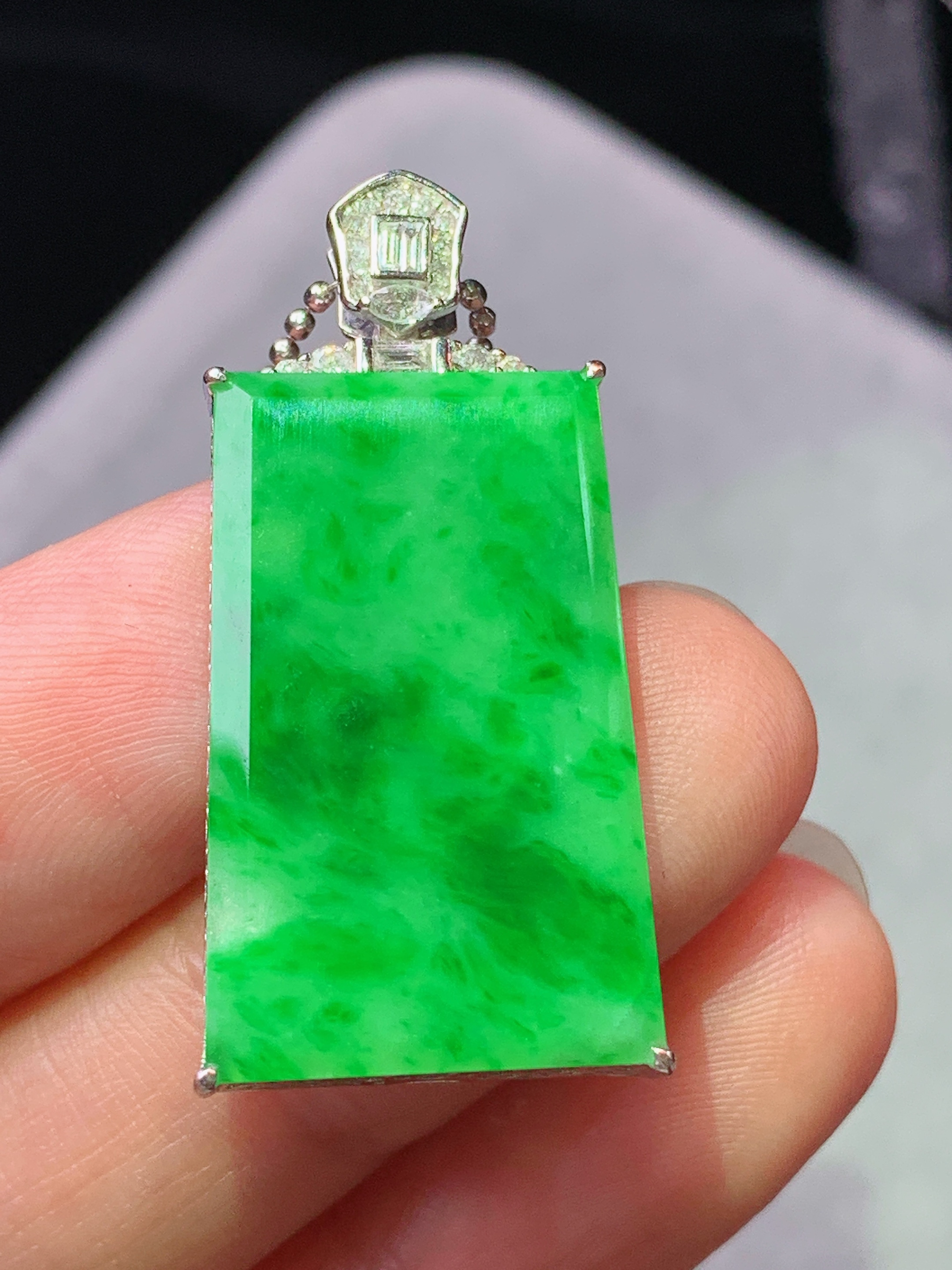 18k金钻镶嵌阳绿无事牌吊坠 玉质细腻 色泽艳丽清新 水润亮眼 整体尺寸32.7*15.3*5m2