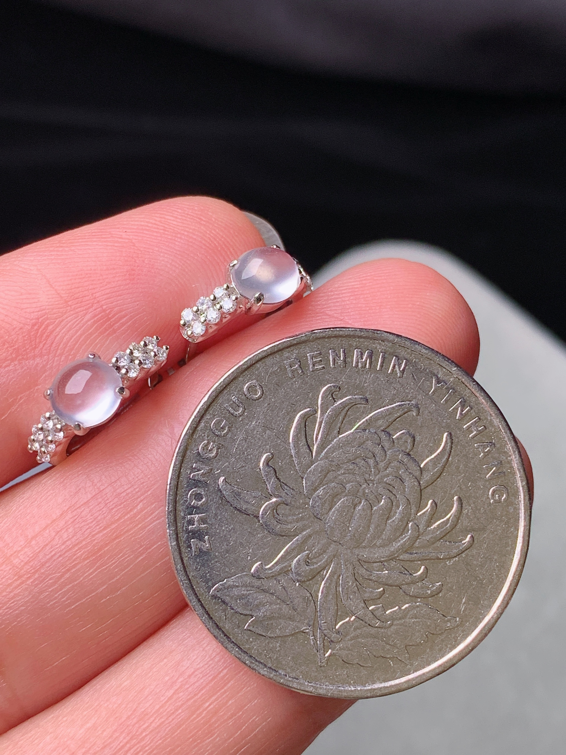 18k金钻镶嵌冰种蛋面耳钉 玉质细腻 色泽艳丽清新 水润亮眼 裸石尺寸4.6*2.3m3