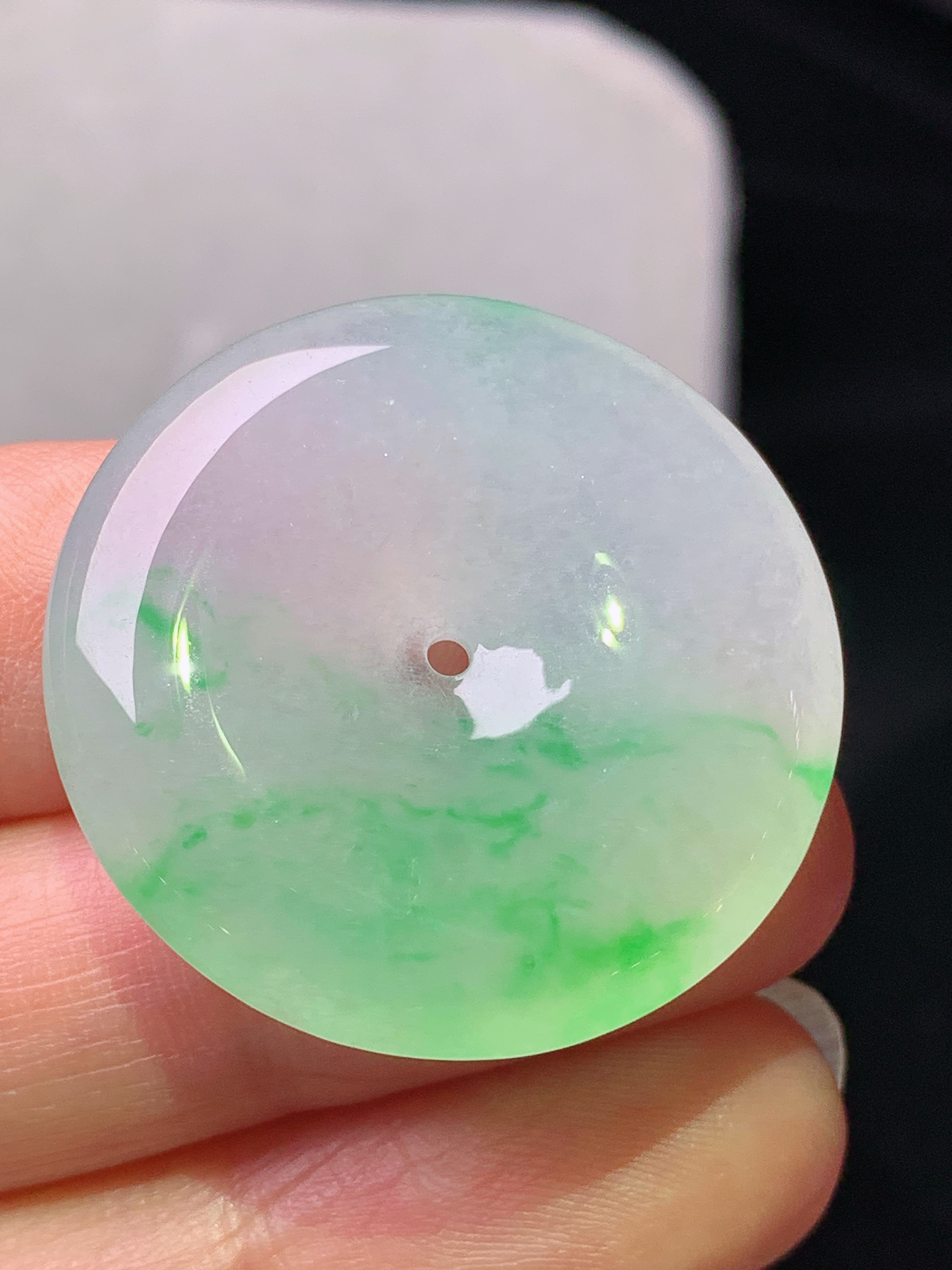 冰飘阳绿平安扣吊坠 玉质细腻 色泽艳丽清新 水润亮眼 整体尺寸29.6*5.6x1