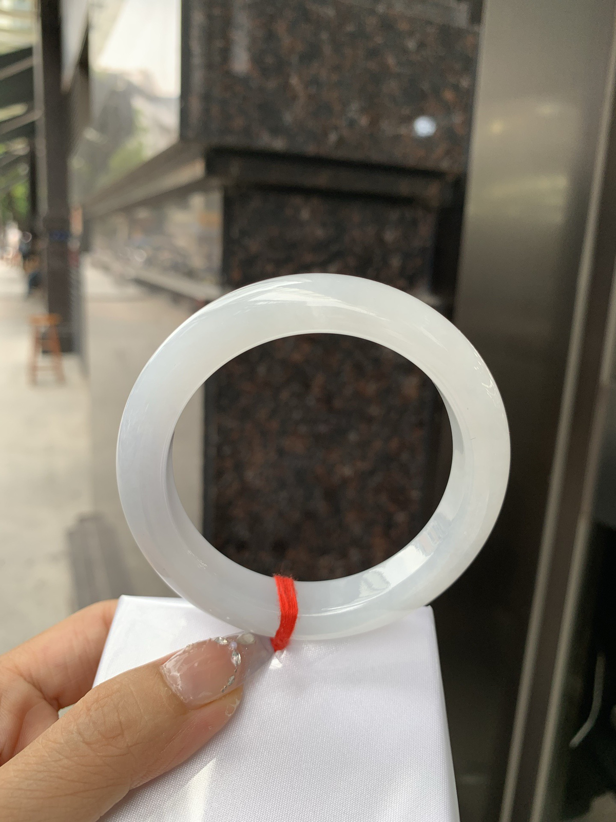 淡紫正圈，无暇。底妆干净细腻，胶感十足，淡淡的紫韵如烟似雾，意境飘渺