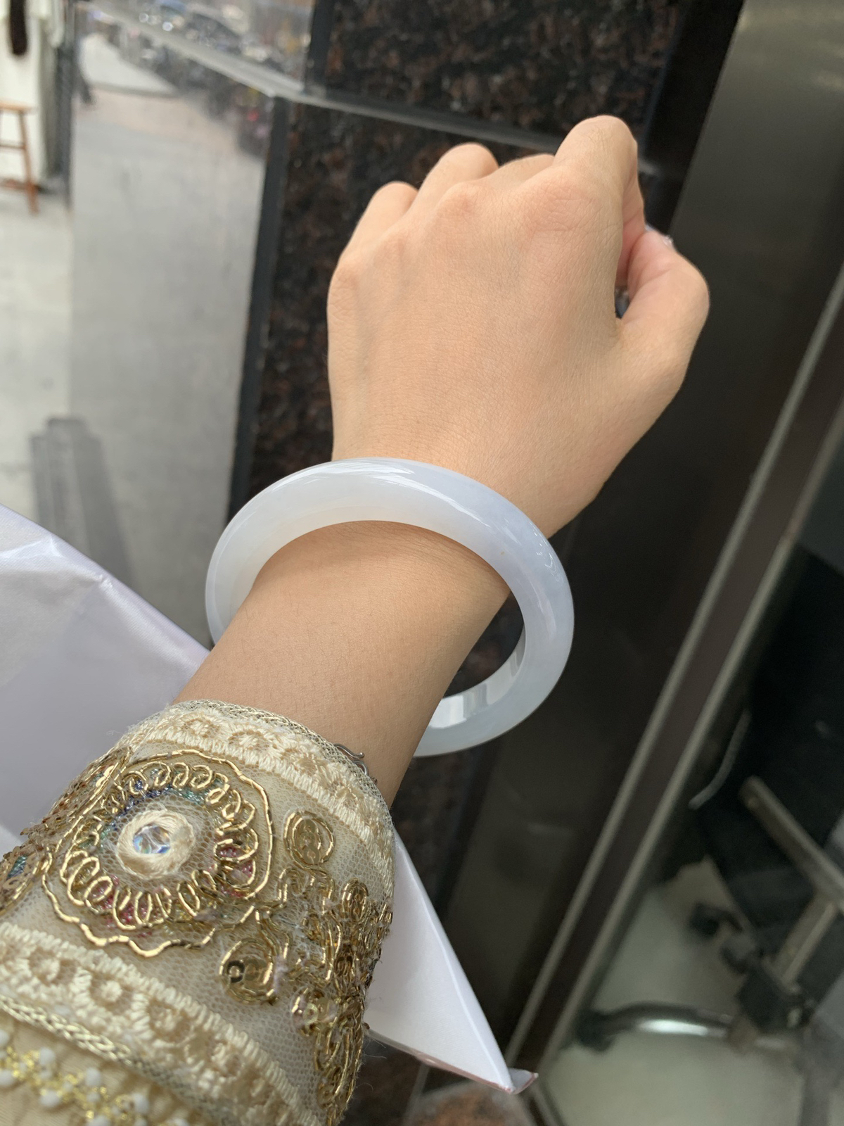 淡紫正圈，无暇。底妆干净细腻，胶感十足，淡淡的紫韵如烟似雾，意境飘渺