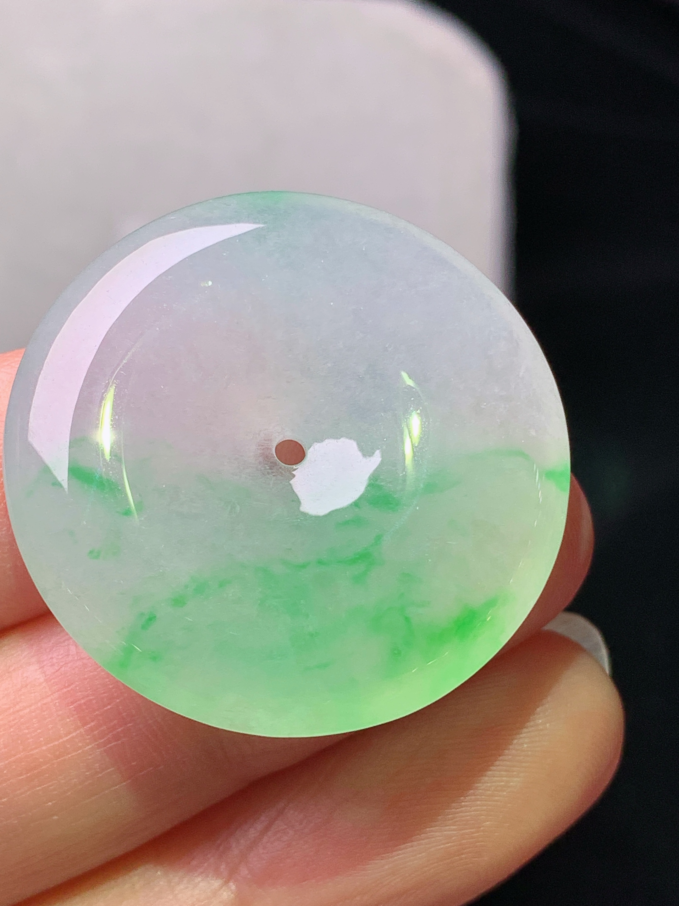 冰飘阳绿平安扣吊坠 玉质细腻 色泽艳丽清新 水润亮眼 整体尺寸29.6*5.6x1