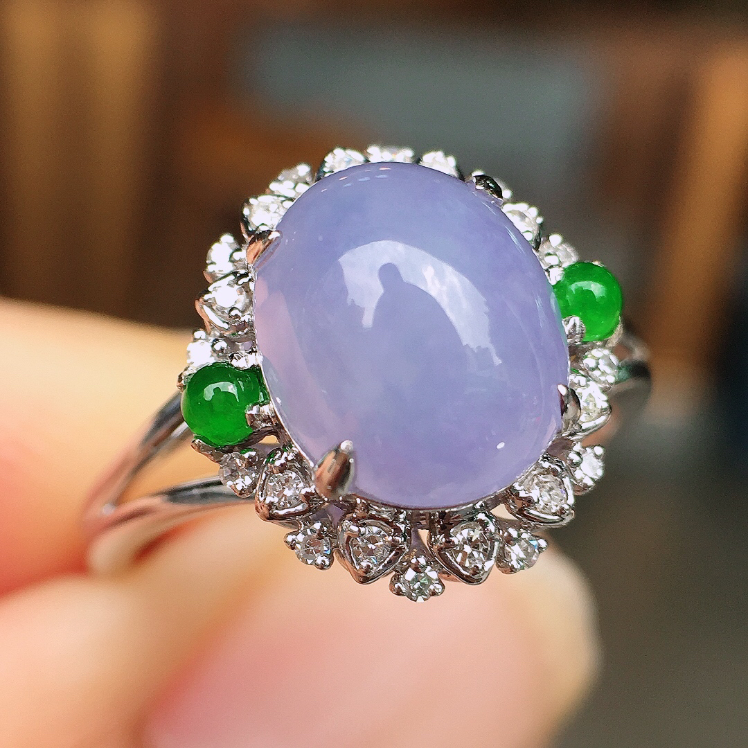 紫罗兰蛋面戒指，色泽均匀艳丽，玉质细腻，荧光感超
强，饱满圆润，尽显优雅气质，18k
金豪华镶嵌