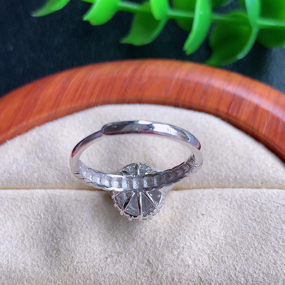 冰满绿精美蛋面翡翠戒指  玉质细腻  冰清玉润  飘花灵动  颜色漂亮  W815.16  内径尺寸：17.5-10.5-6.5mm  裸石尺寸：8-5.5mm