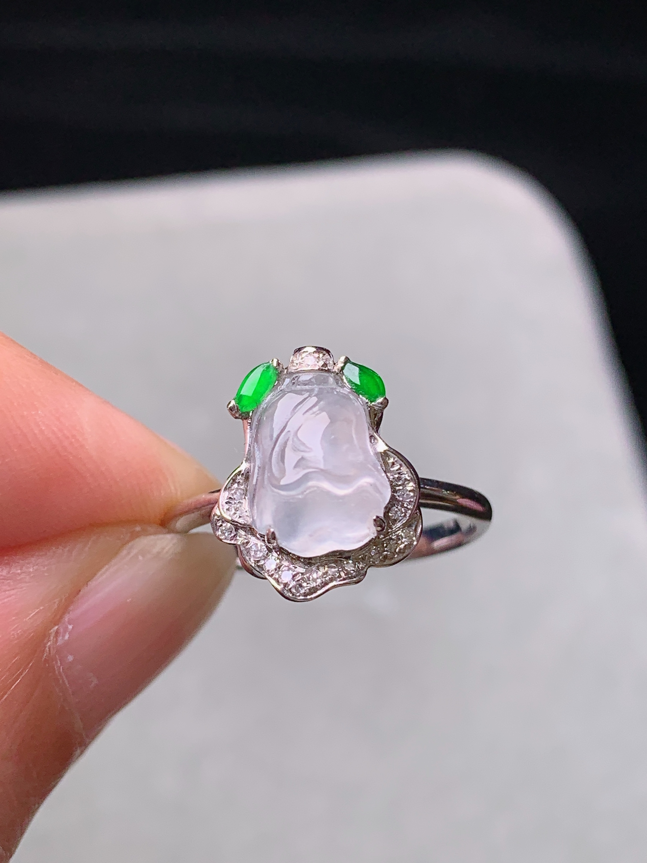 18k金钻镶嵌冰种白菜戒指 玉质细腻 色泽艳丽清新 水润亮眼 圈口13 整体尺寸13*10.8*6.8t1