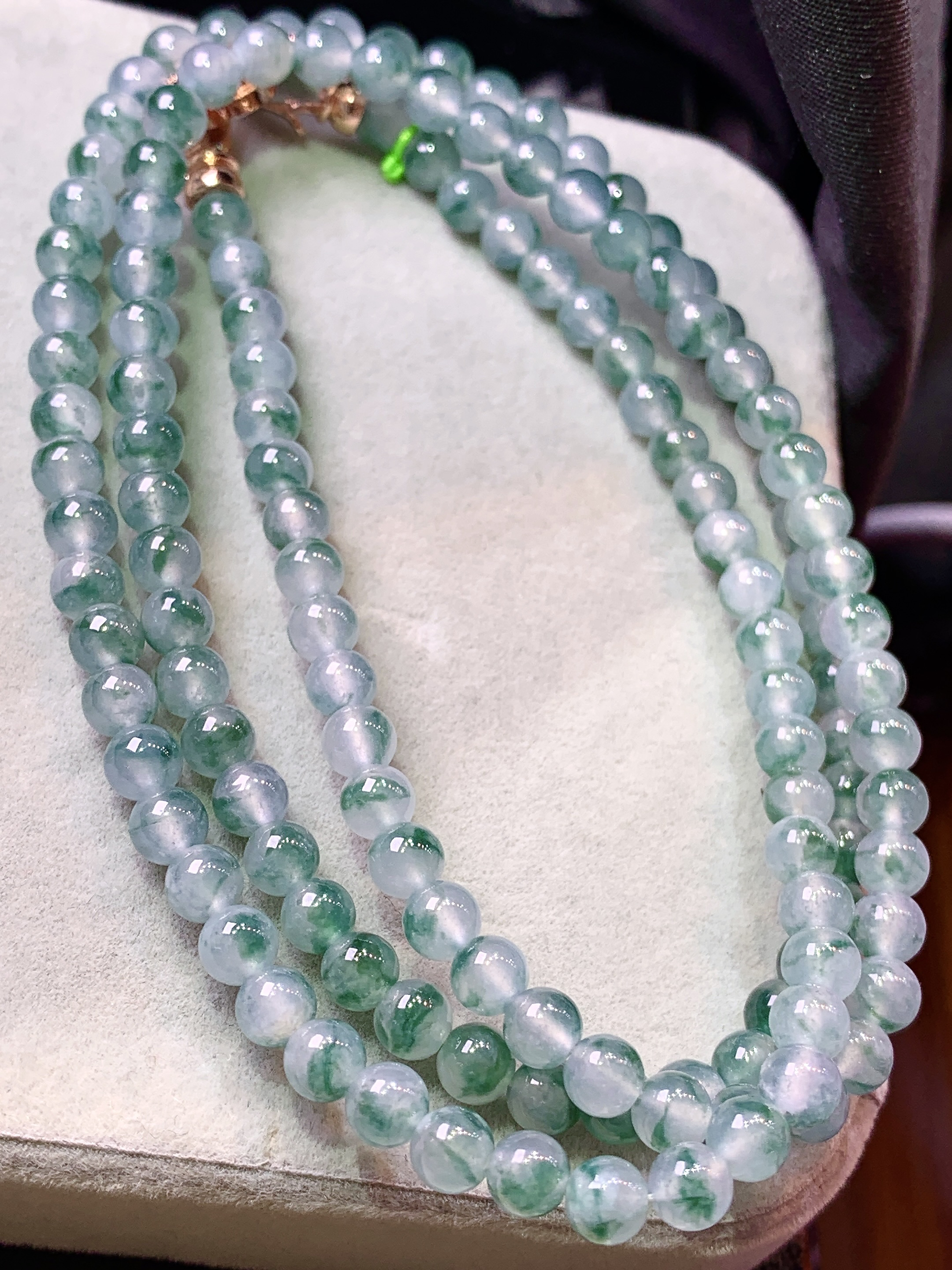 冰飘花圆珠项链 玉质细腻 色泽艳丽清新 水润亮眼 整体尺寸4.5 c5