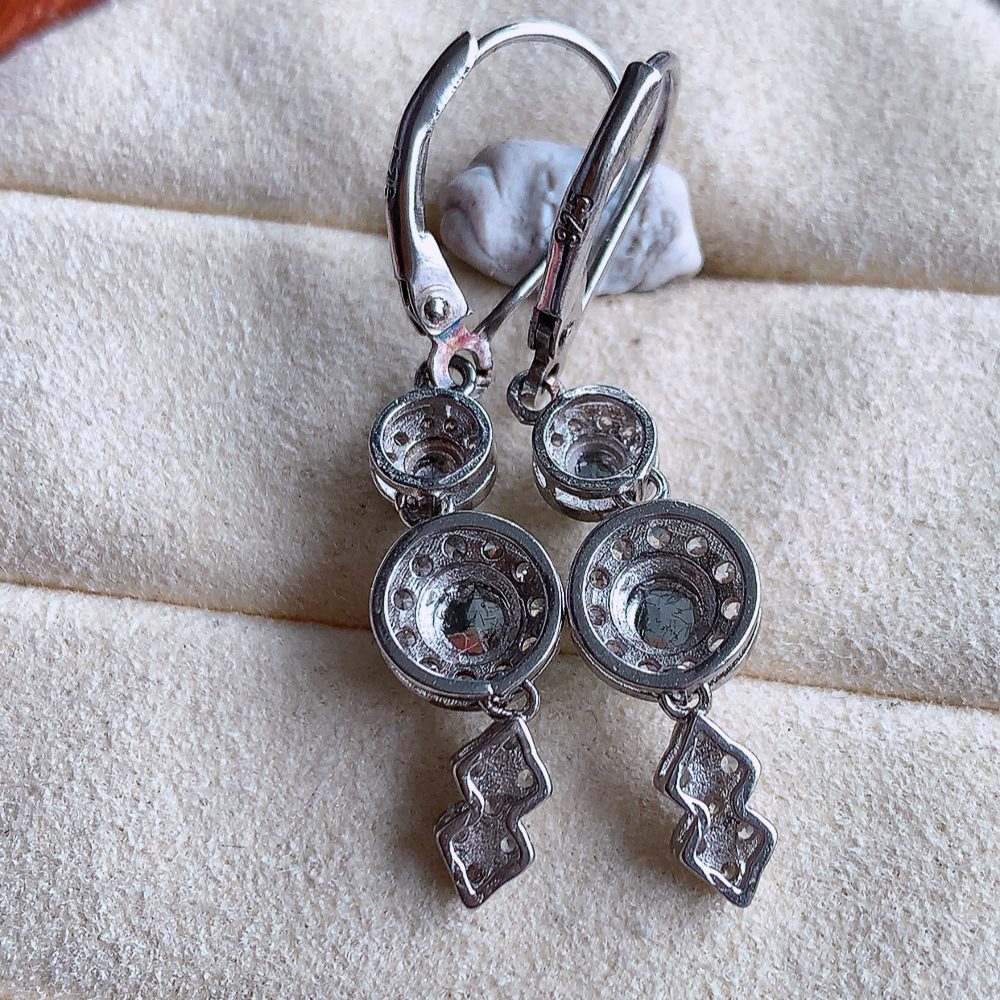 冰晴水翡翠925银镶嵌耳坠，自然光实拍，翠色灵动，颜色漂亮，种老水足，品相佳，佩戴佳品！W481.16 取一整体尺寸：20-7.8-5.5mm  裸石尺寸：4mm