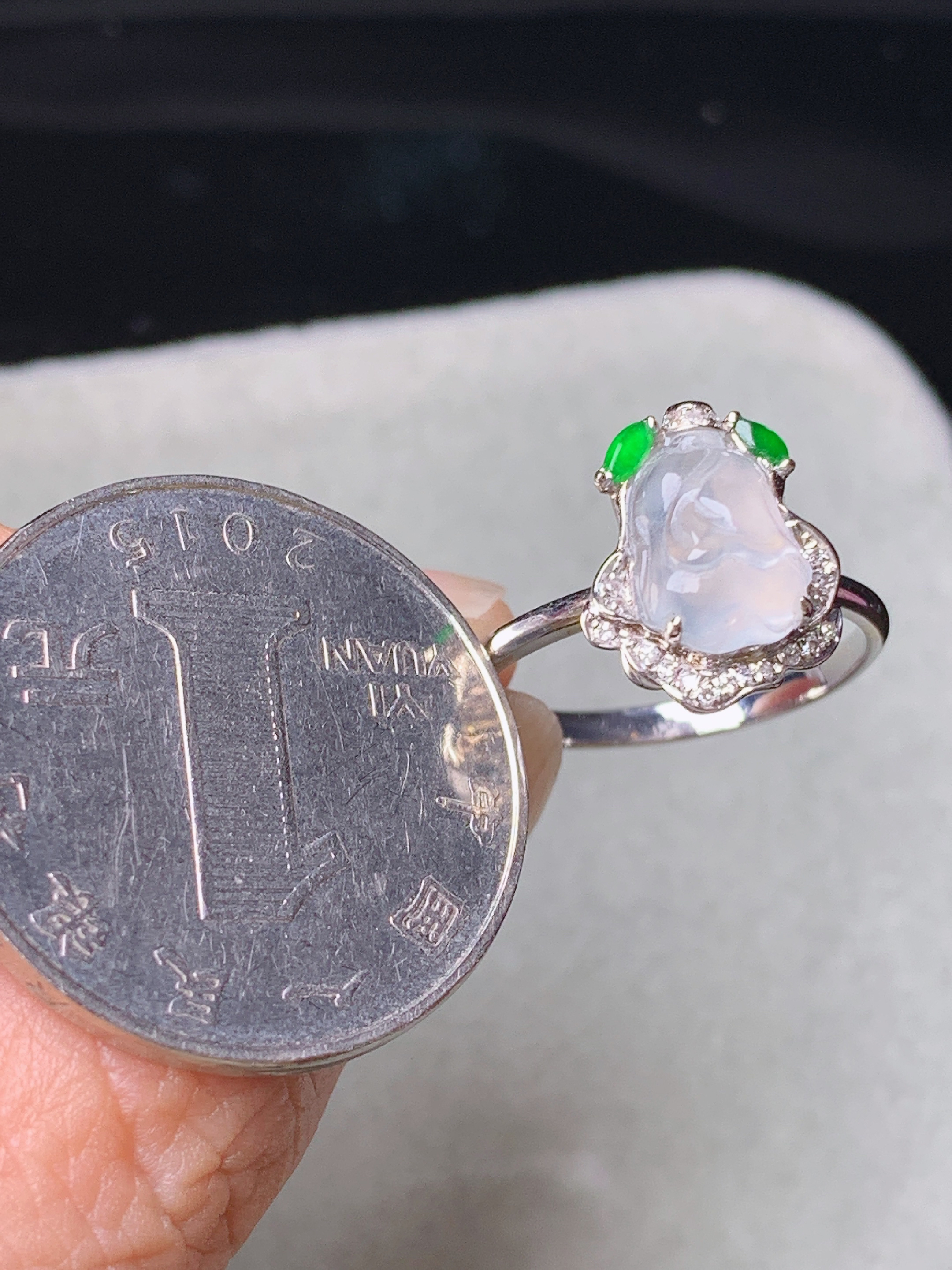 18k金钻镶嵌冰种白菜戒指 玉质细腻 色泽艳丽清新 水润亮眼 圈口13 整体尺寸13*10.8*6.8t1