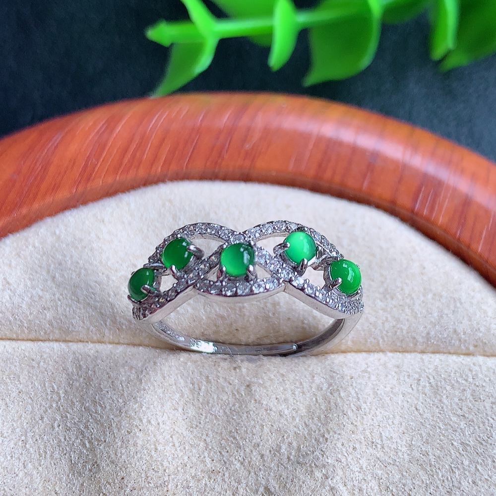 冰满绿精美蛋面翡翠戒指  玉质细腻  冰清玉润  飘花灵动  颜色漂亮  W481.16  内径尺寸：17.5-7.7-3.6mm  裸石尺寸：2.5mm