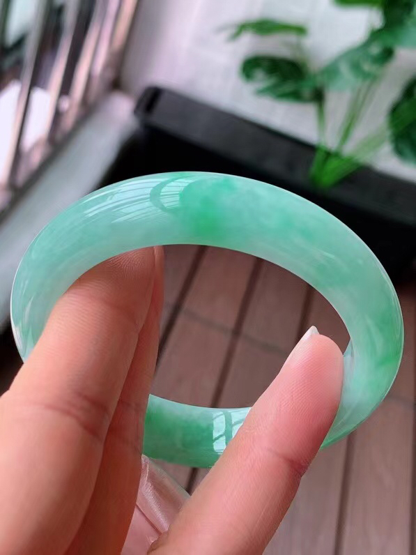 【翡翠名称】老种冰润飘绿花54.2正圈口手镯
【翡翠尺寸】58.8/14.5/7mm适合57.8-60正圈口佩戴
【翡翠描述】宝贝种老水足，玉质细腻，色泽靓丽，性价比高，佩戴效果好！
【其它赠送】权威证书/精美挂绳盒子/支持全国复检