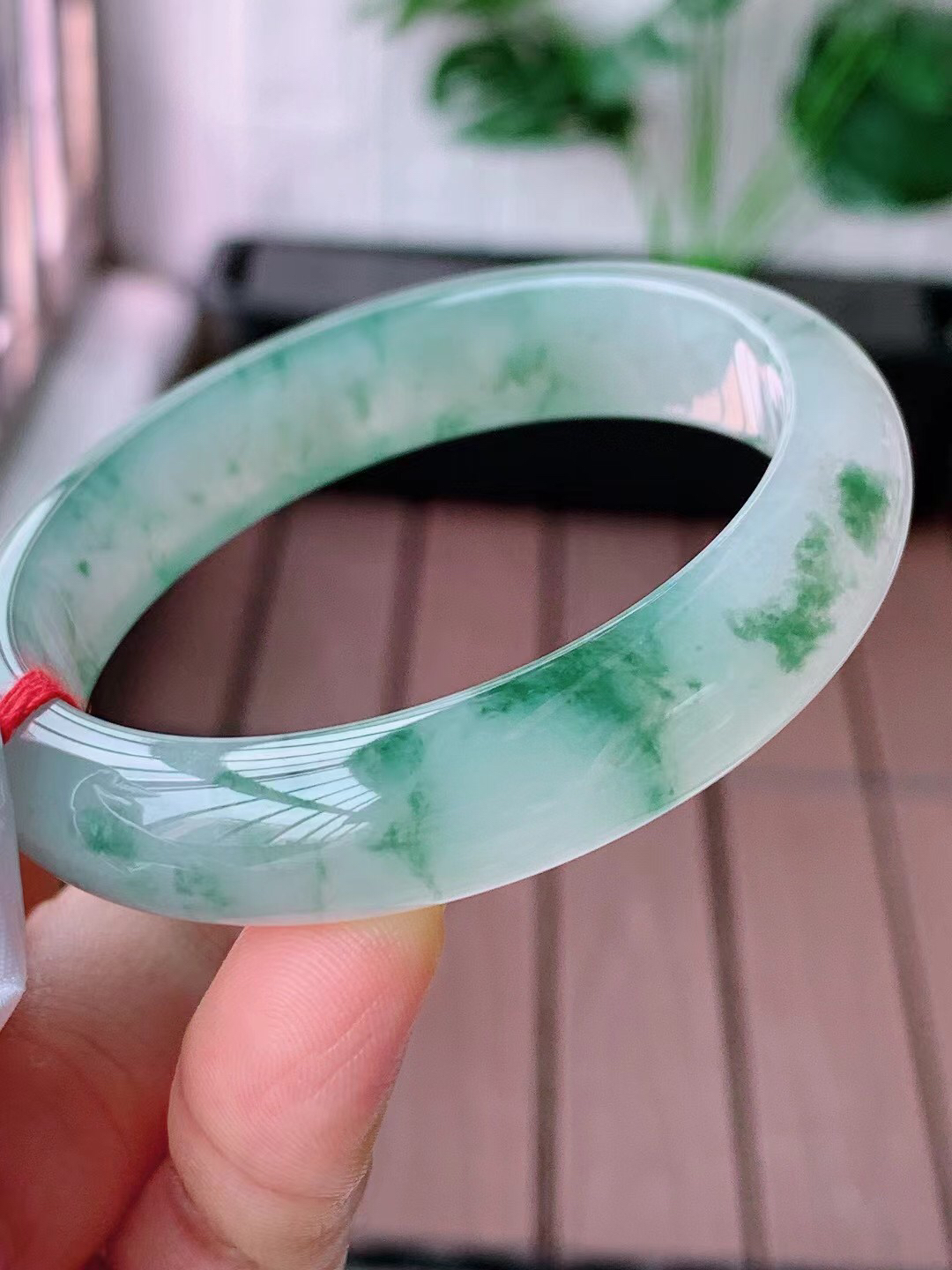 【翡翠名称】老种冰飘花53.7正圈口手镯
【翡翠尺寸】53.7/12.2/7.5mm适合52.6-55正圈口佩戴
【翡翠描述】宝贝种老水足，玉质细腻，色泽靓丽，性价比高，佩戴效果好！
【其它赠送】权威证书/精美挂绳盒子/支持全国复检